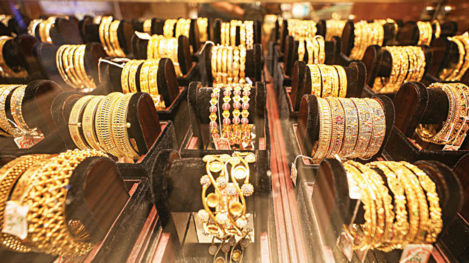 স্বর্ণের দাম কেন বেড়েই চলেছে