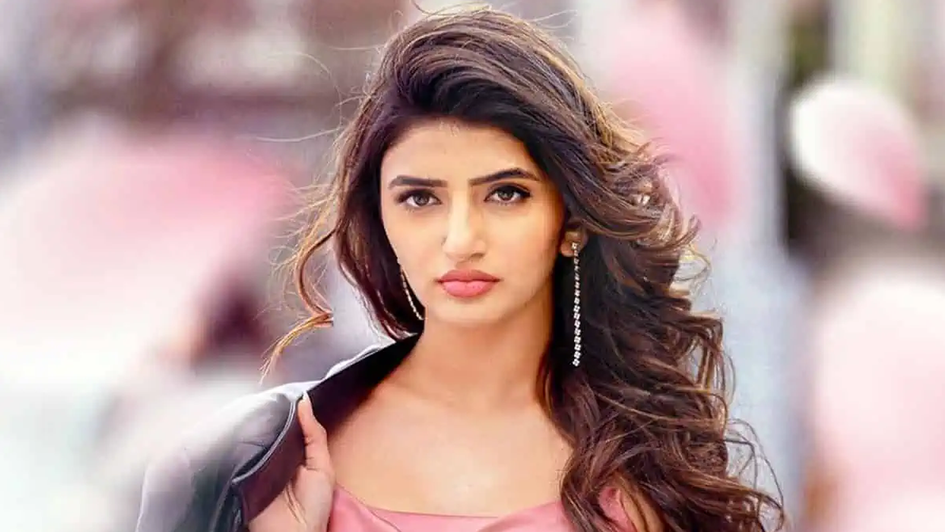বলিউডে অভিষেকের অপেক্ষায় দক্ষিণের শ্রীলীলা