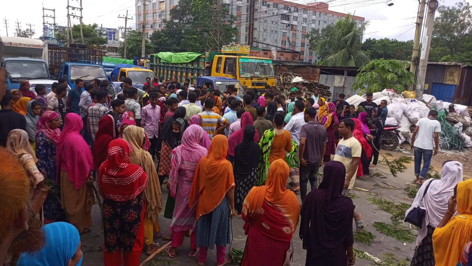 গাজীপুরে বকেয়া বেতন, কারখানা খোলার দাবিতে বিক্ষোভ