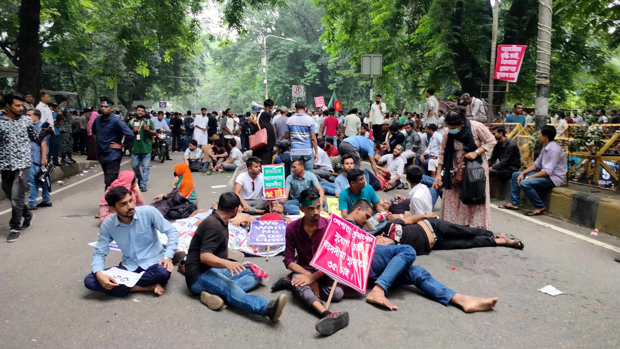 চাকরিতে প্রবেশের বয়স বাড়ানোর আন্দোলনে পুলিশের টিয়ারগ্যাস, সাউন্ড গ্রেনেড