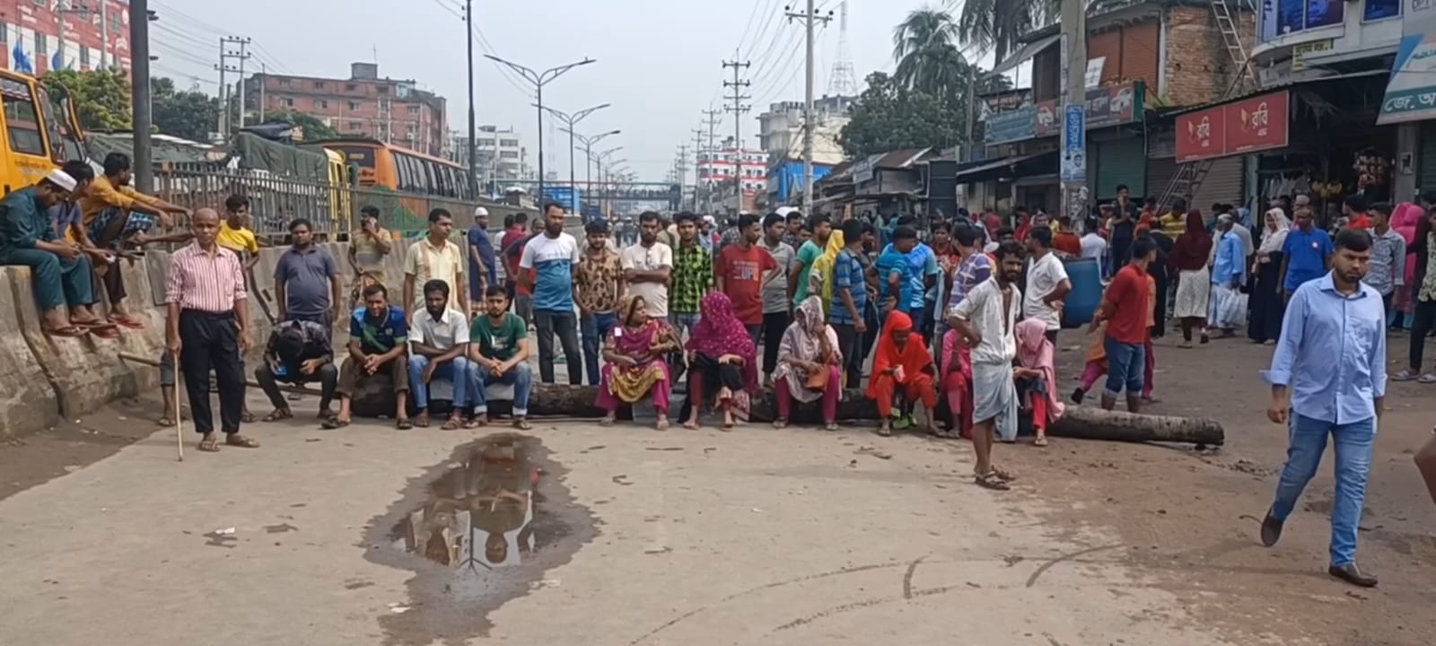আশুলিয়ায় খুলেছে অধিকাংশ পোশাক কারখানা, চলছে আন্দোলনও