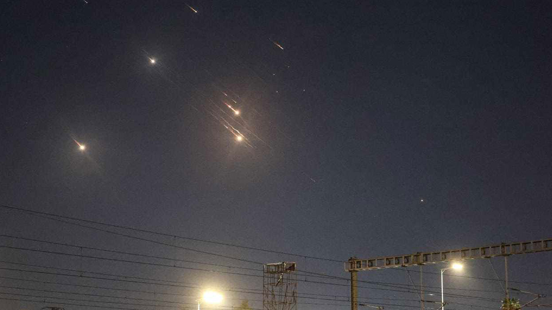 একসঙ্গে ১৮০ ক্ষেপণাস্ত্র ছুড়েছে ইরান, নতুন করে হামলার আশঙ্কা দেখছে না ইসরায়েল