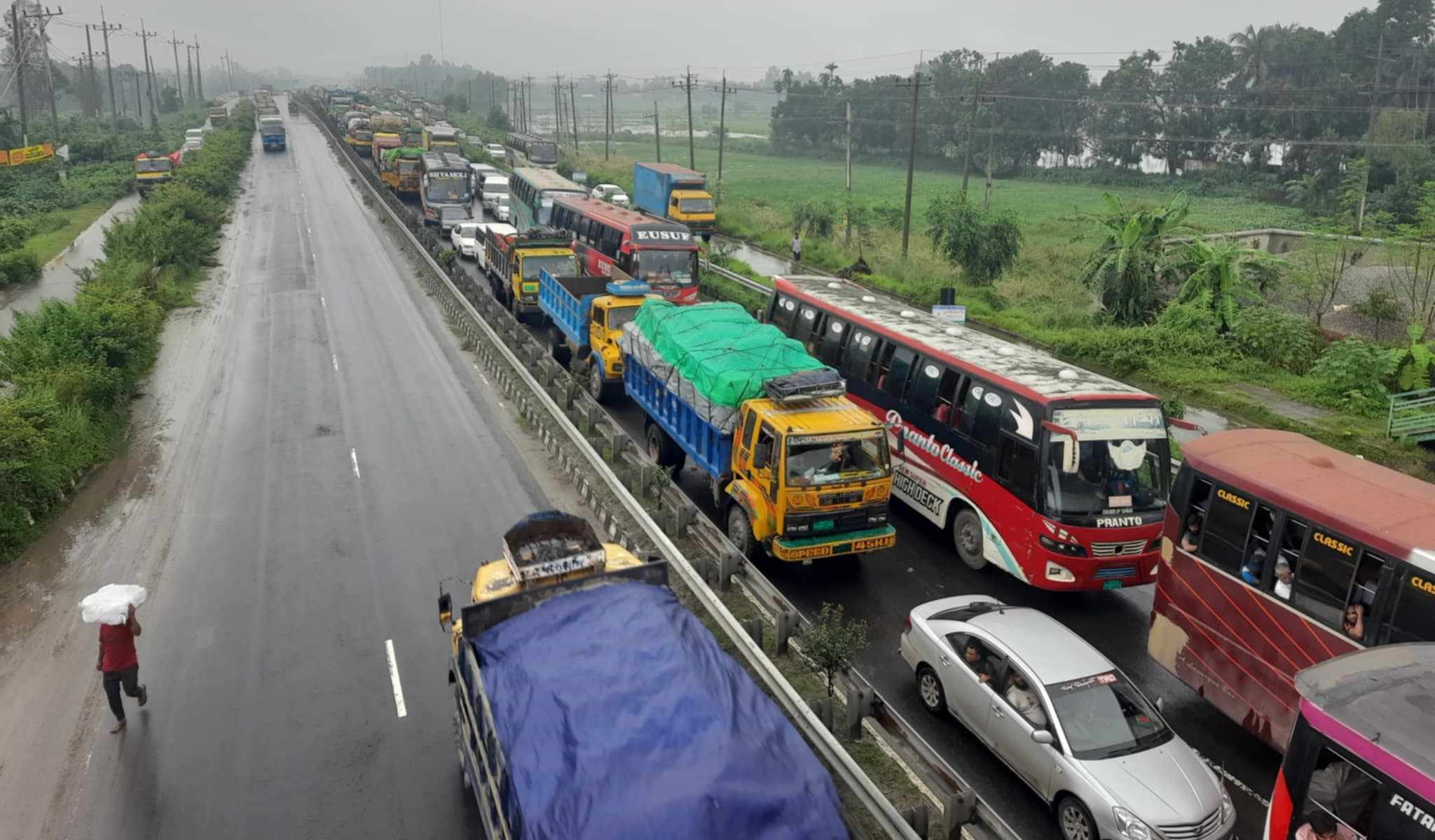 টাঙ্গাইল মহাসড়কে ২০ কিলোমিটার যানজট