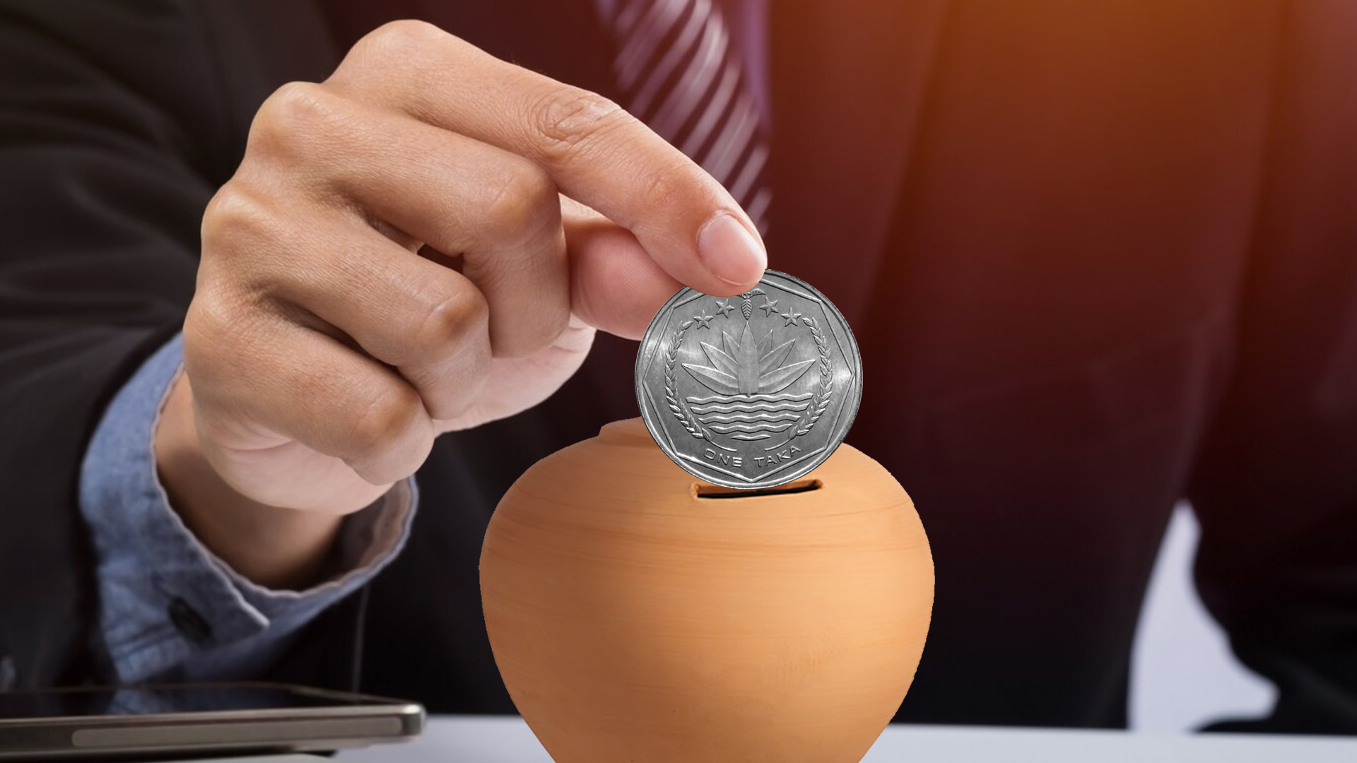 ব্যাংকে নয়, হাতে টাকা রাখার প্রবণতা বাড়ছে