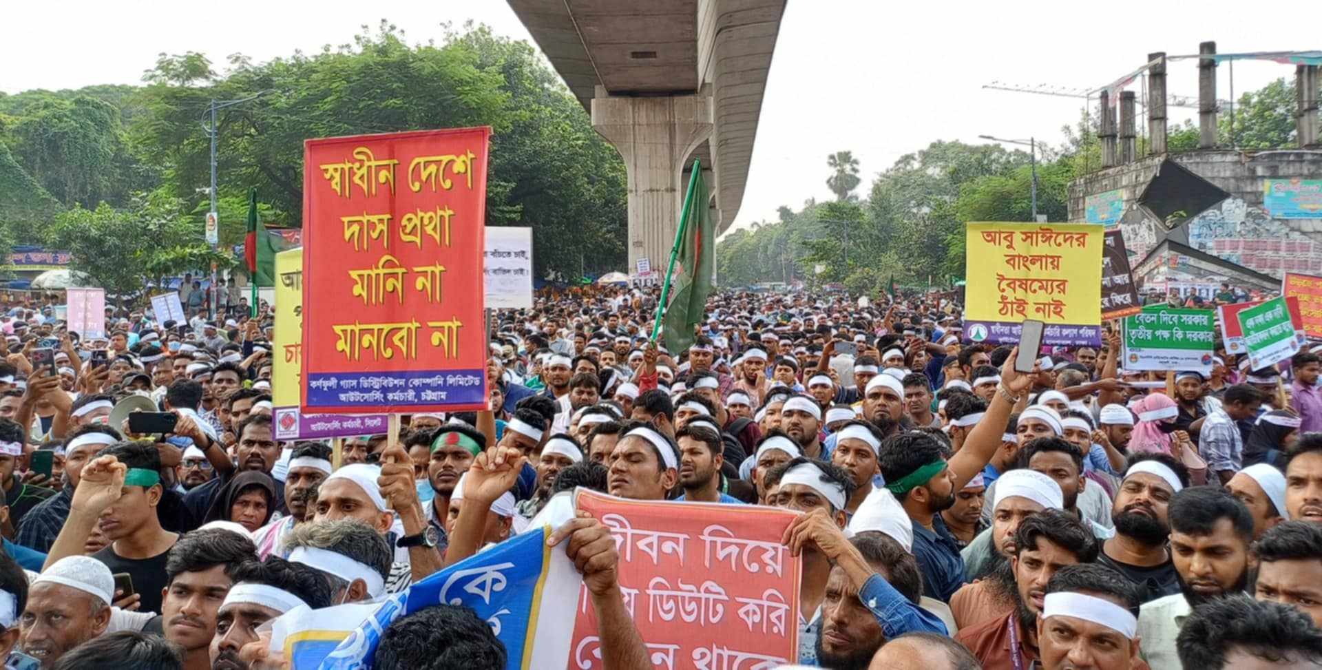 চাকরি জাতীয়করণের দাবিতে শাহবাগ মোড়ে আউটসোর্সিং কর্মীদের অবরোধ