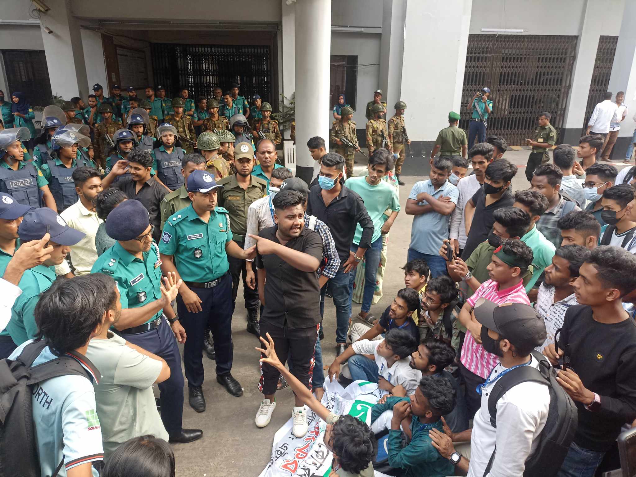 এইচএসসির ফল পুনর্মূল্যায়নের দাবিতে ঢাকা বোর্ড কার্যালয়ে বিক্ষোভ-ভাঙচুর