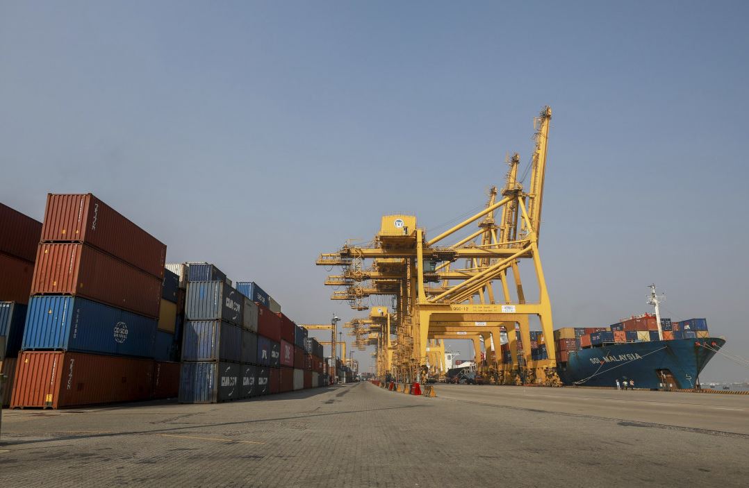 শ্রমিক ধর্মঘটে চট্টগ্রাম বন্দরে দ্বিতীয় দিনেও কন্টেইনার পরিবহন বন্ধ