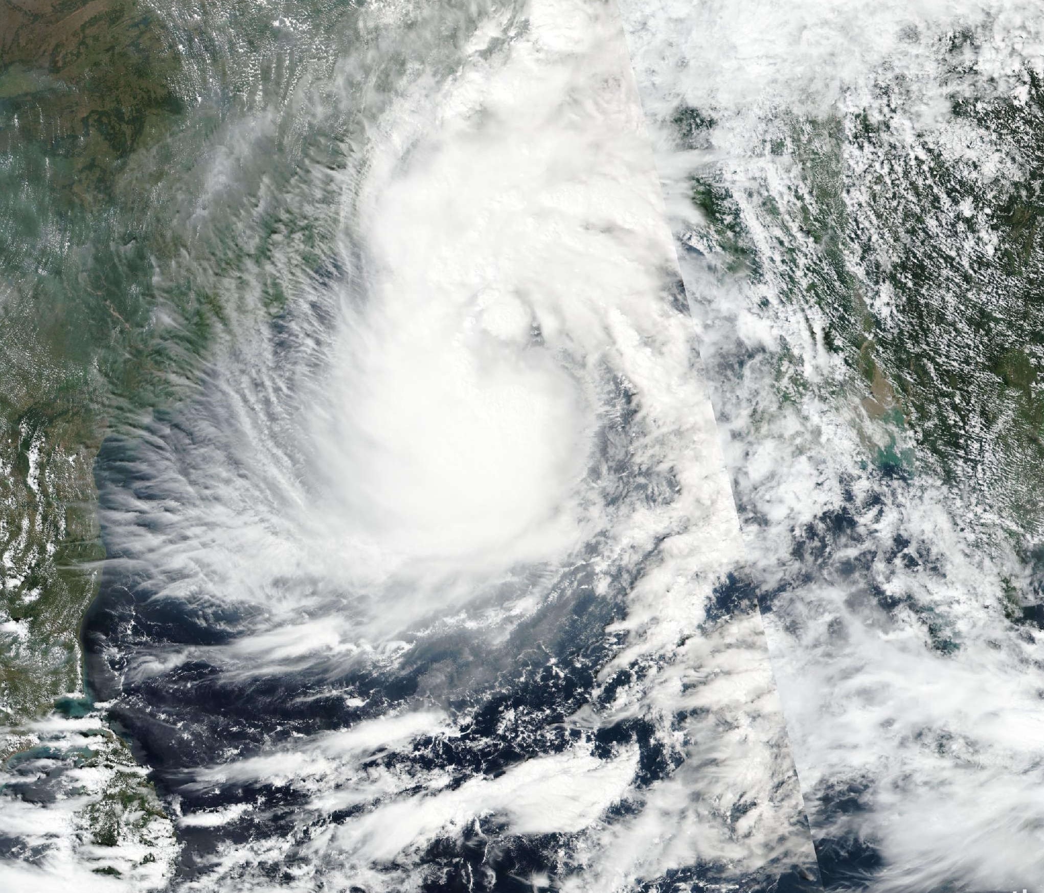 প্রবল ঘূর্ণিঝড়ে রূপ নিয়েছে ‘দানা’, কাল ভোরের মধ্যেই উপকূলে আঘাত