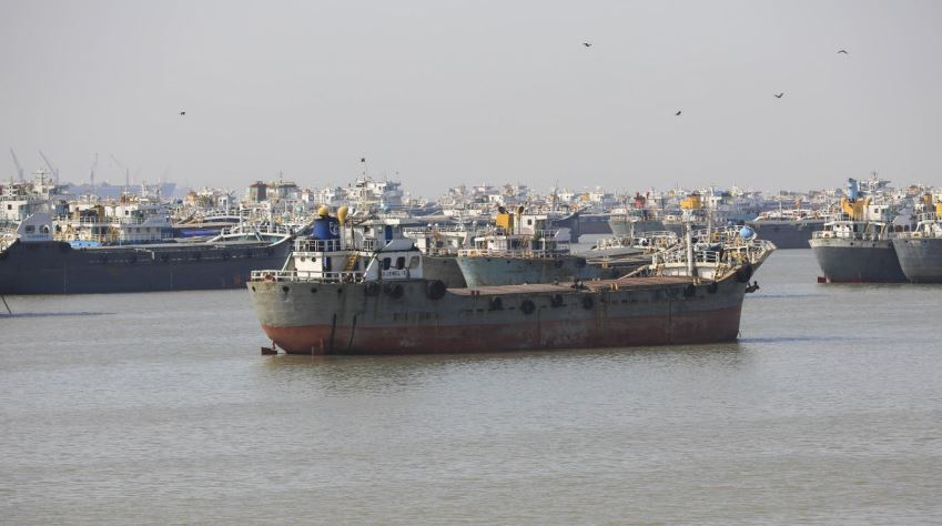 লাইটার জাহাজ নীতিমালা নিয়ে আমদানিকারকদের আপত্তি