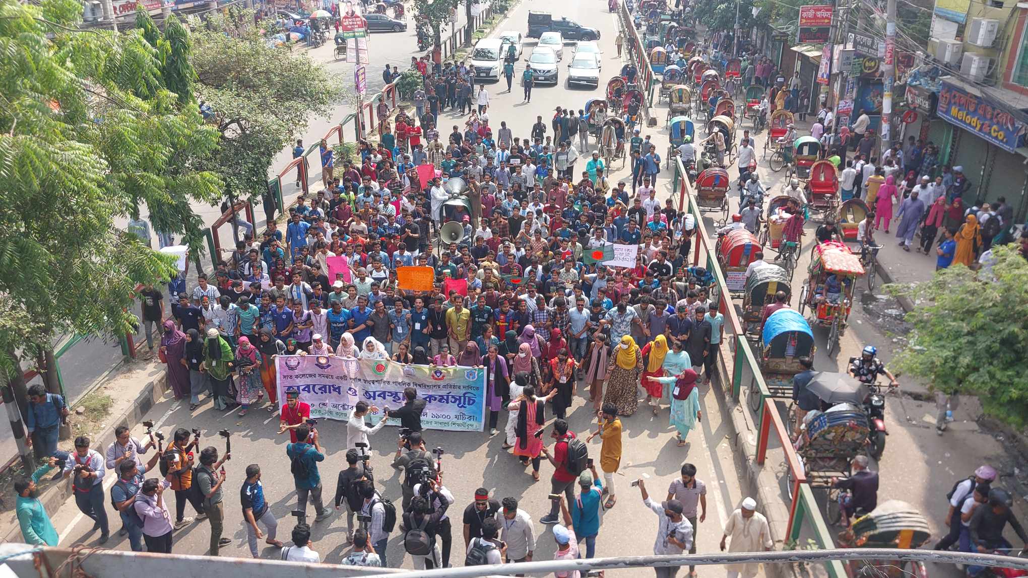 স্বতন্ত্র বিশ্ববিদ্যালয়ের দাবিতে সাত কলেজ শিক্ষার্থীদের সায়েন্সল্যাব মোড় অবরোধ