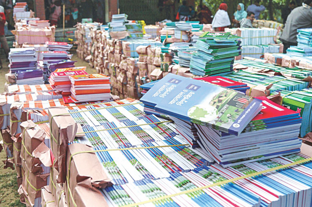 বিনামূল্যে পাঠ্যপুস্তক বিতরণ: সময়ের সঙ্গে প্রতিযোগিতায় সরকার