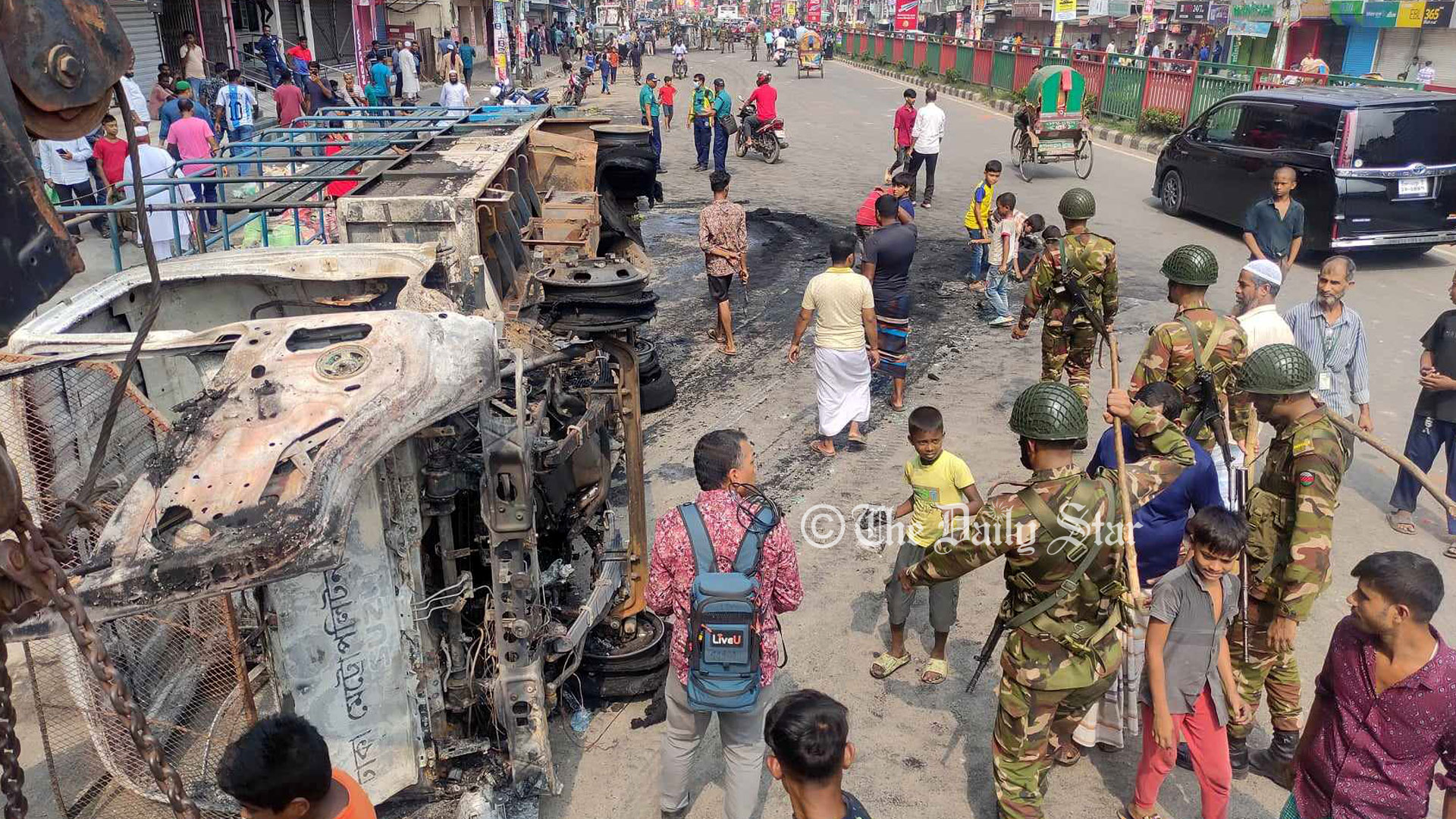 মিরপুরে বিক্ষোভরত গার্মেন্টসকর্মীদের সঙ্গে পুলিশ-সেনাবাহিনীর সংঘাত 