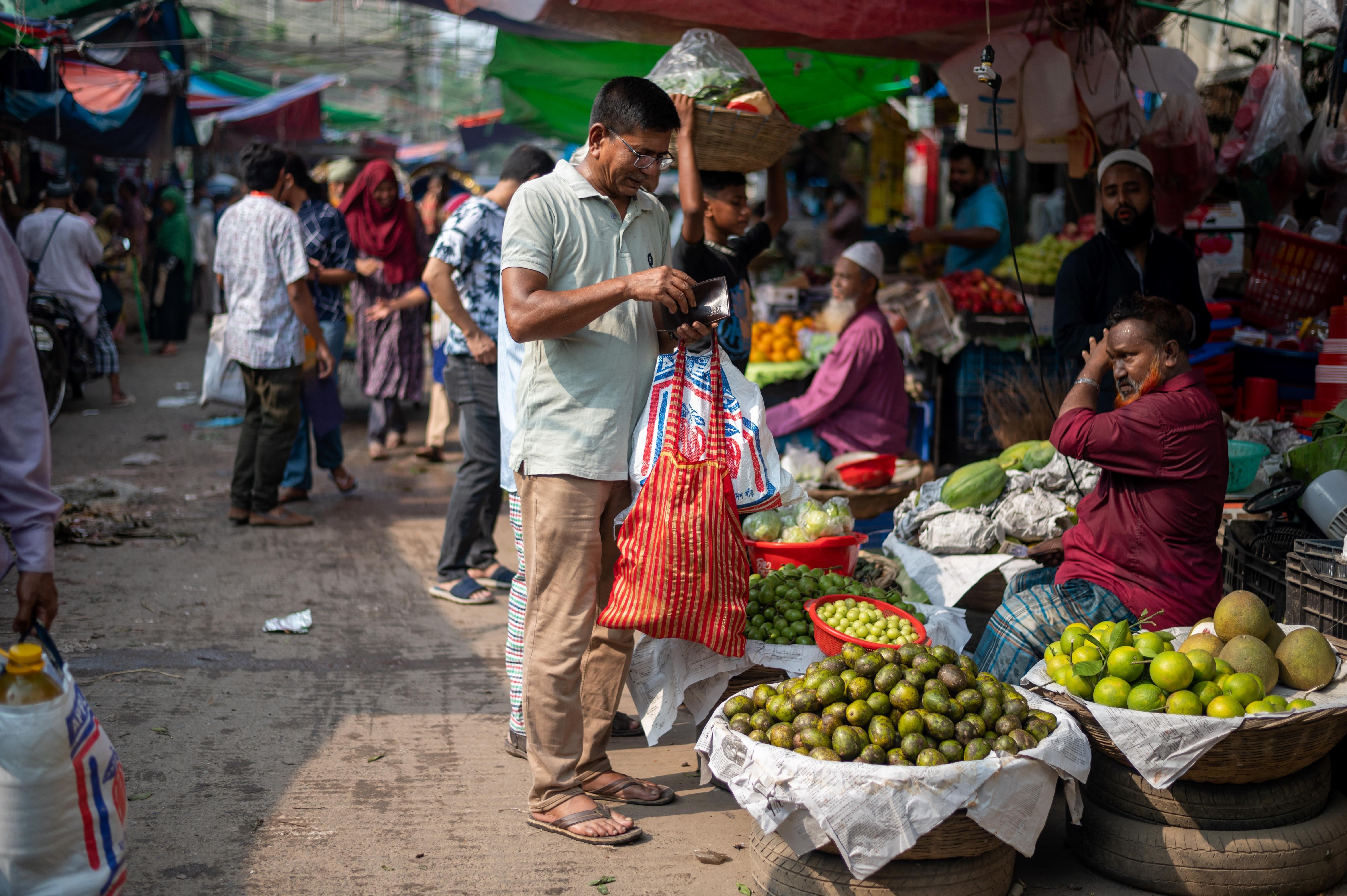 পলিথিনের বিকল্প শাড়ির তৈরি ব্যাগ