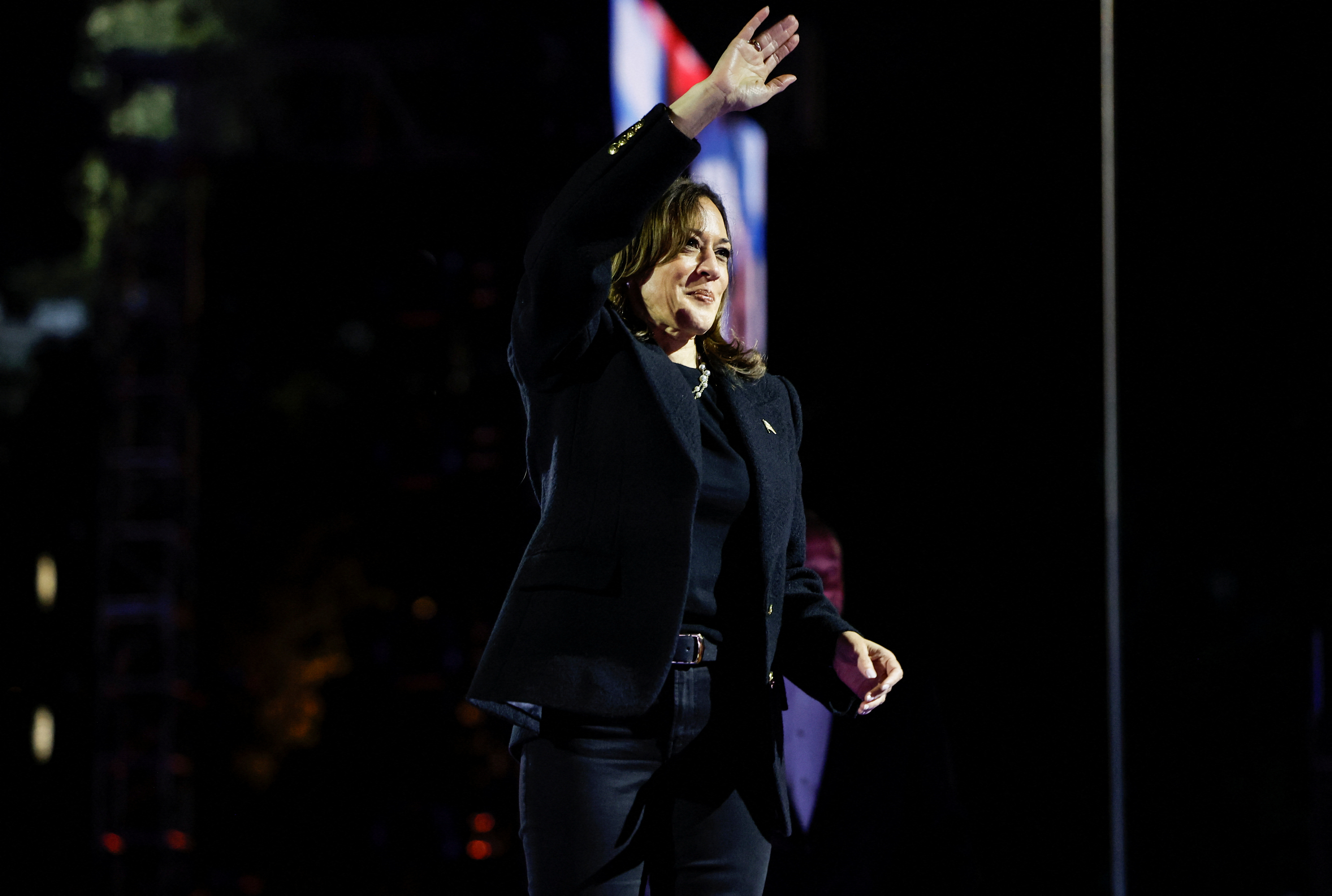 জীবনযাপনের খরচ কমানোর প্রতিশ্রুতি দিলেন কমলা 