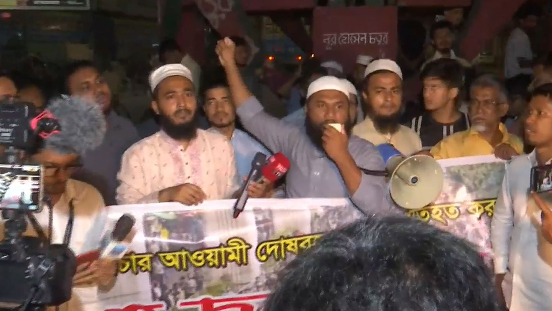 আওয়ামী লীগের কর্মসূচি প্রতিরোধে রাতেই জিরো পয়েন্টে ছাত্র-জনতার অবস্থান