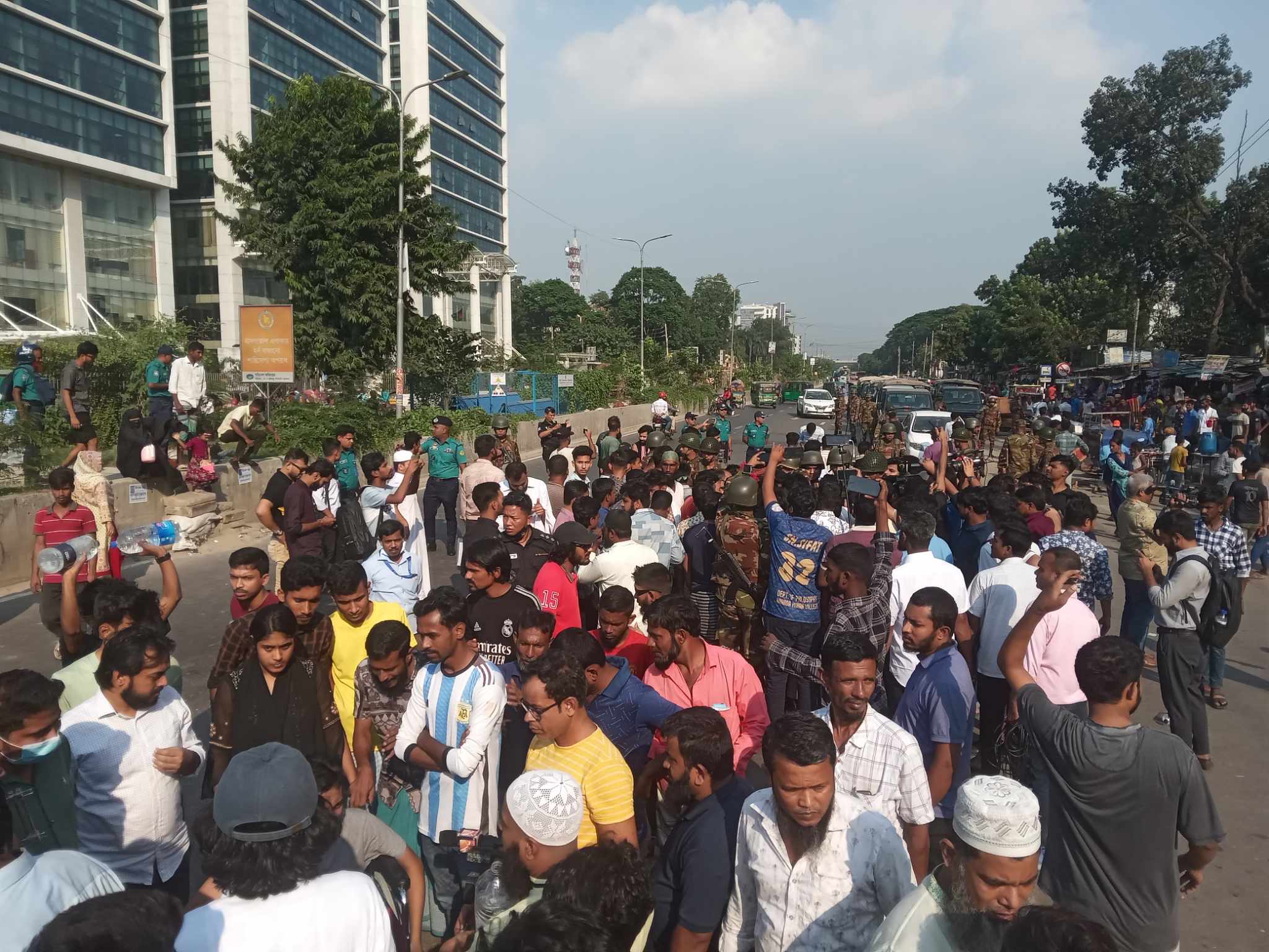 পঙ্গু হাসপাতালে আন্দোলনে আহতদের ক্ষোভের মুখে পড়লেন স্বাস্থ্য উপদেষ্টা