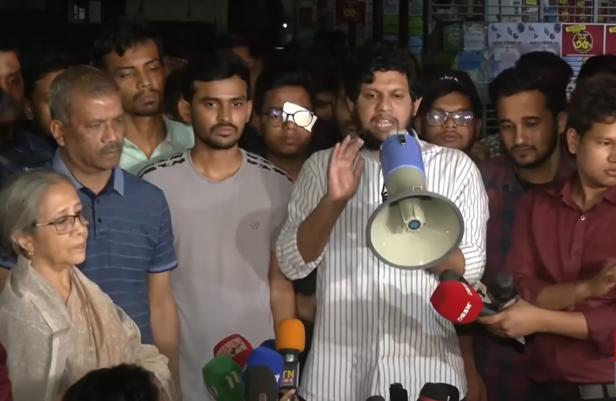 মাঝরাতে আন্দোলনে আহত বিক্ষোভকারীদের সামনে চার উপদেষ্টা