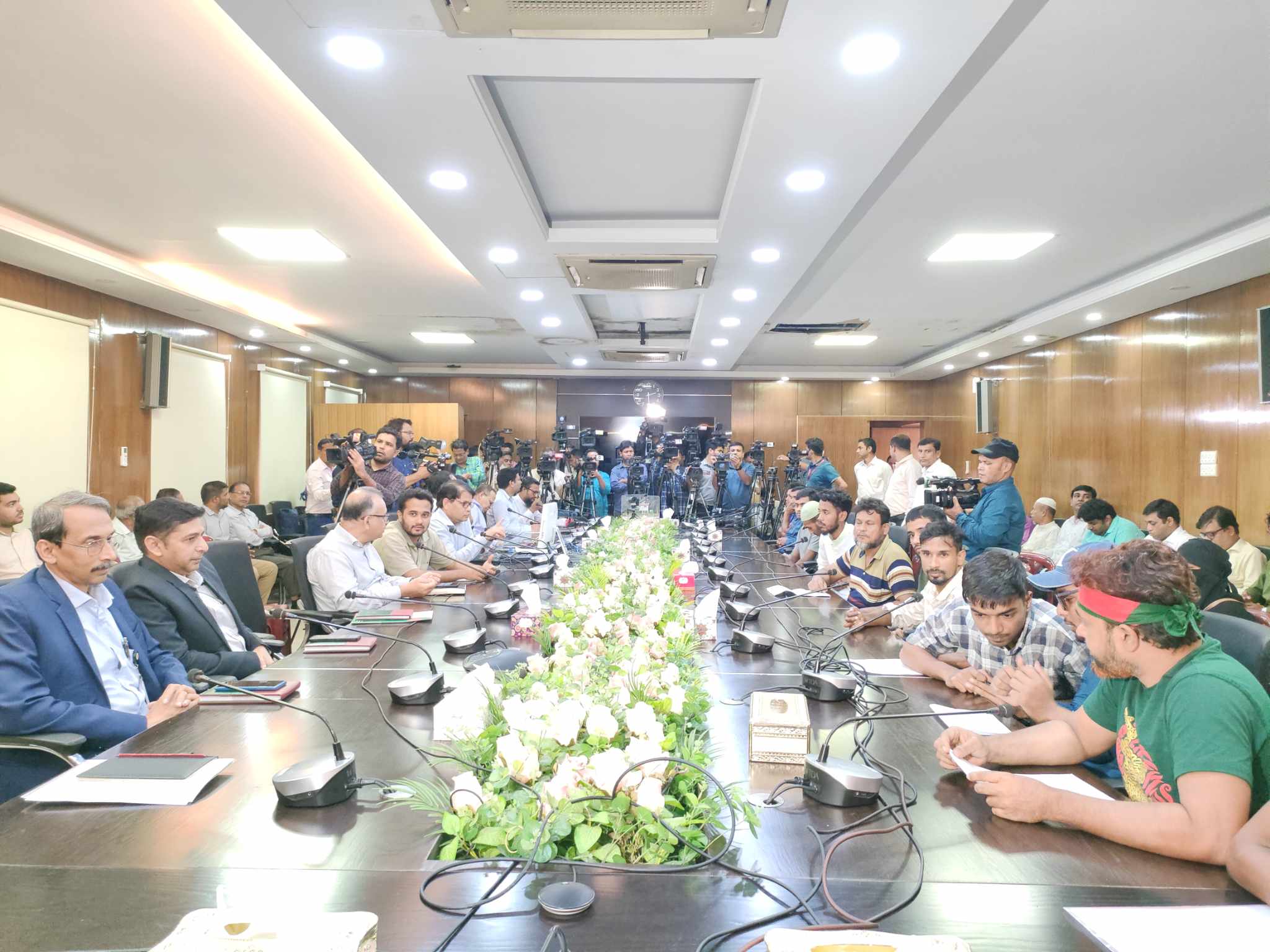 গণঅভ্যুত্থানে আহতদের ৭ দফা দাবি, স্বাস্থ্য মন্ত্রণালয়ে বৈঠক শুরু