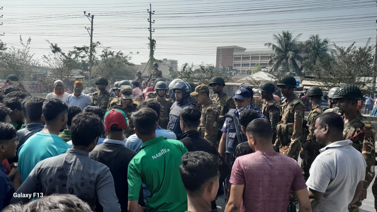 পঞ্চম দিনের মতো বেক্সিমকো শ্রমিকদের ঢাকা-টাঙ্গাইল মহাসড়কে বিক্ষোভ