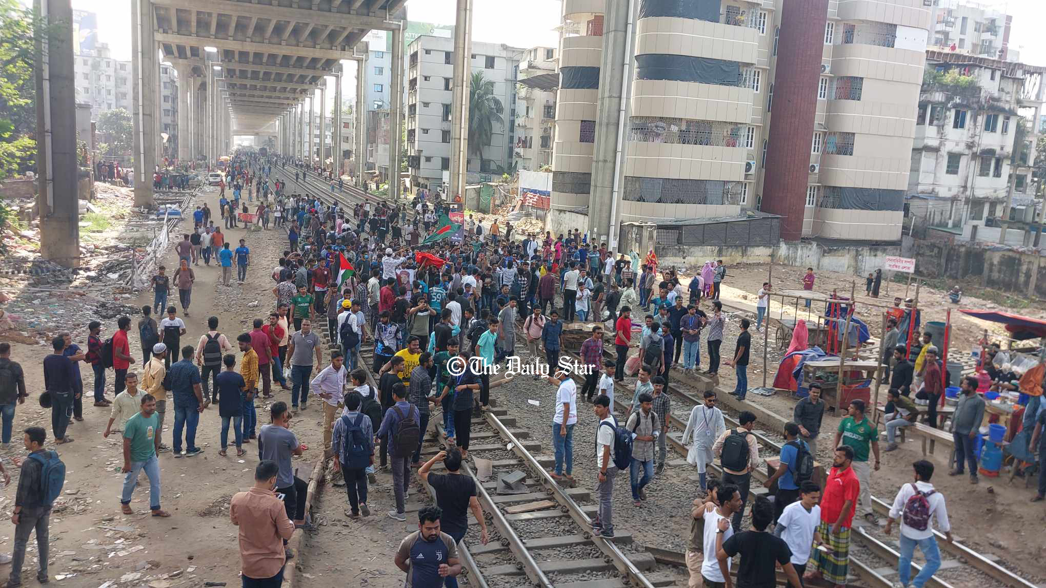 তিতুমীর কলেজকে বিশ্ববিদ্যালয় করার দাবিতে মহাখালীতে রেললাইন অবরোধ