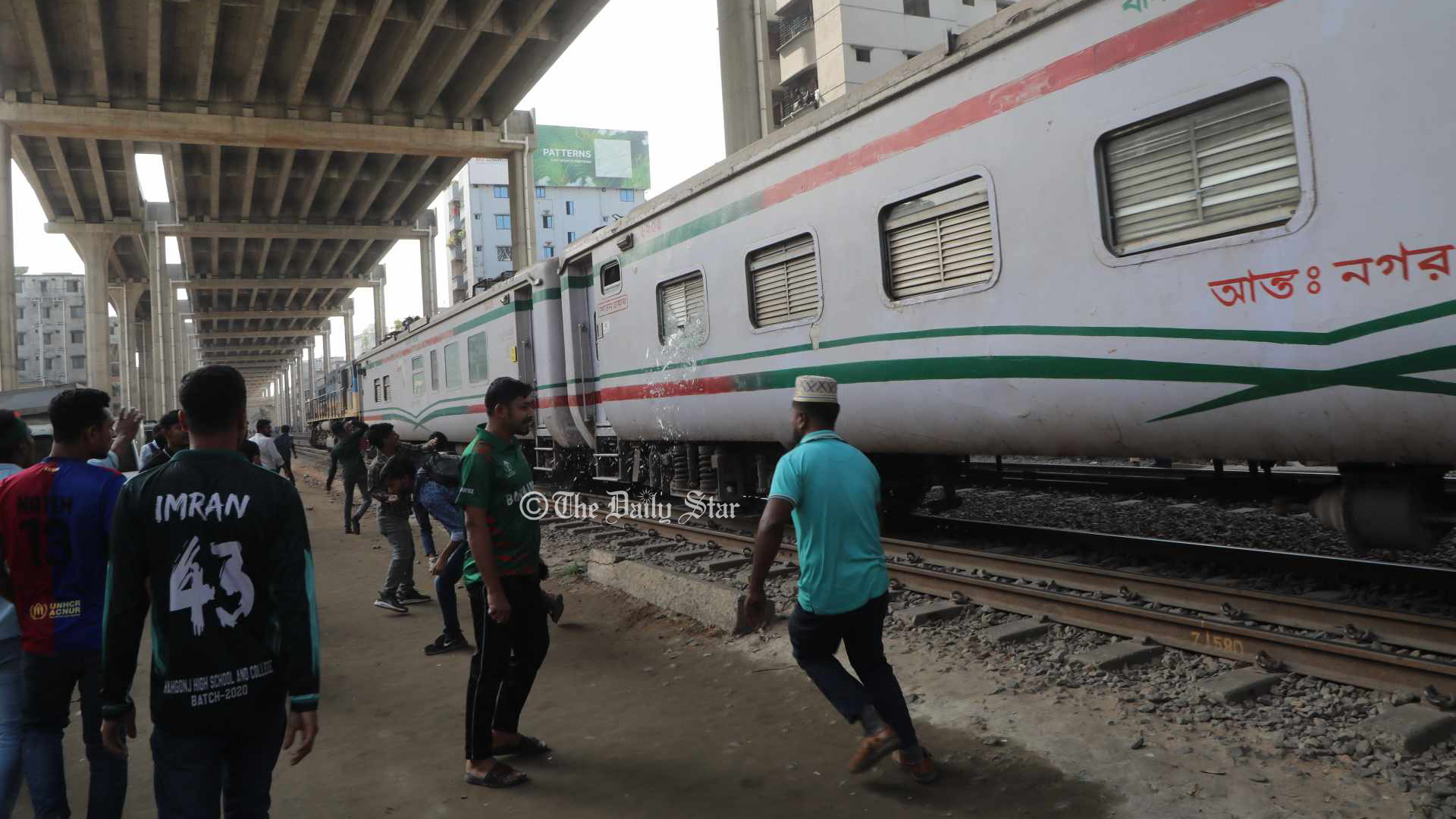 তিতুমীর শিক্ষার্থীদের অবরোধে ঢাকার সঙ্গে রেল যোগাযোগ বন্ধ
