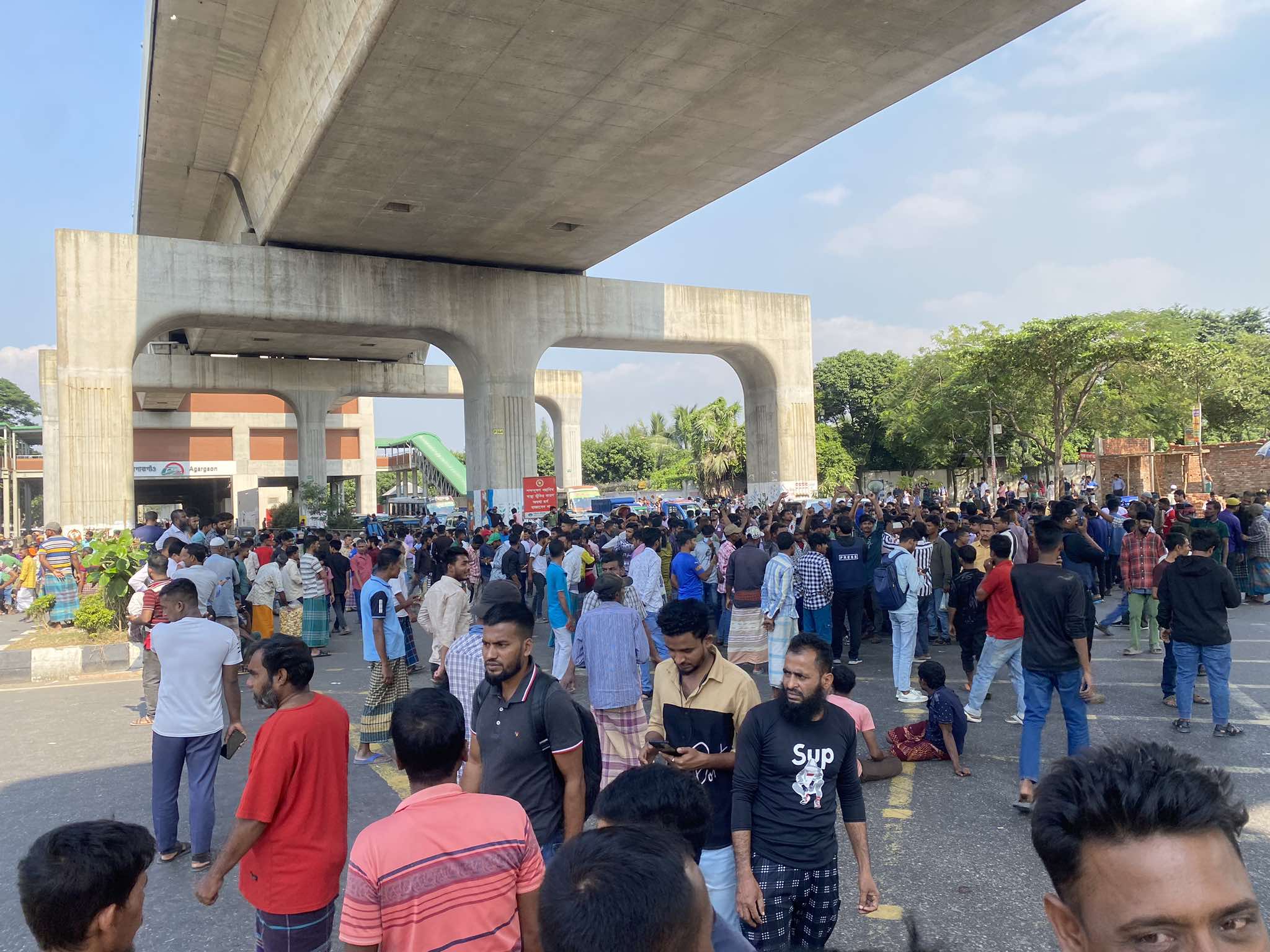 মহাখালী, আগারগাঁও, মাজার রোডে ব্যাটারি-রিকশা চালকদের অবরোধ