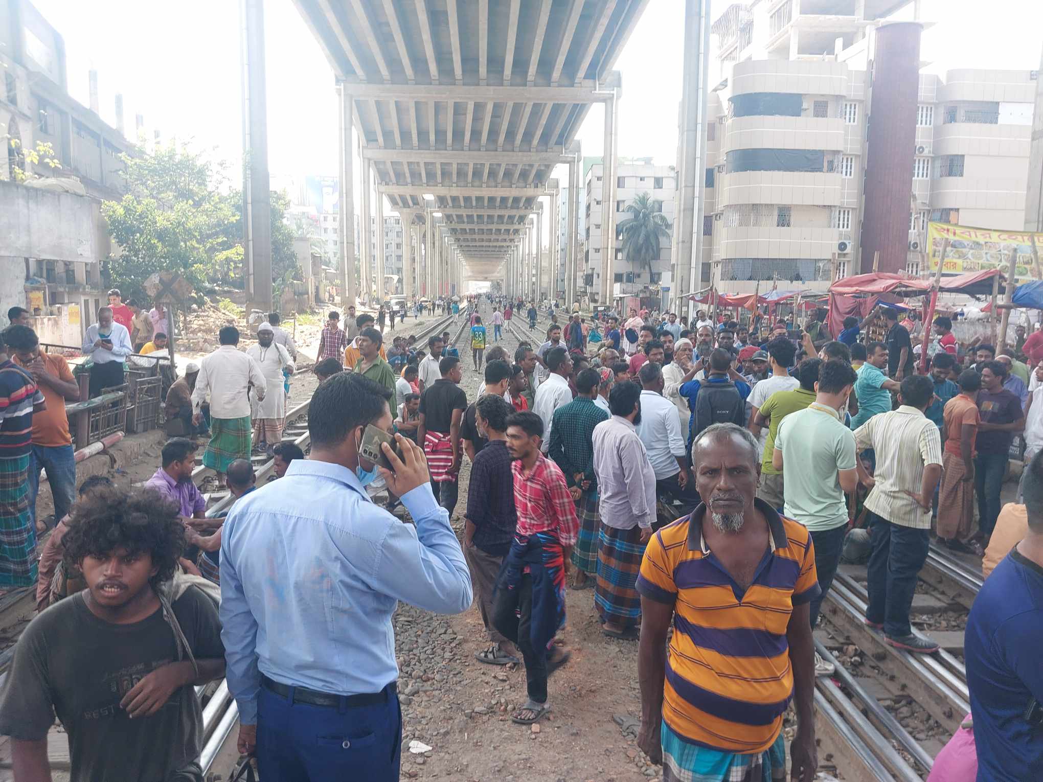 মহাখালীতে রেললাইনে রিকশাচালকদের অবরোধ, ট্রেন চলাচল বন্ধ