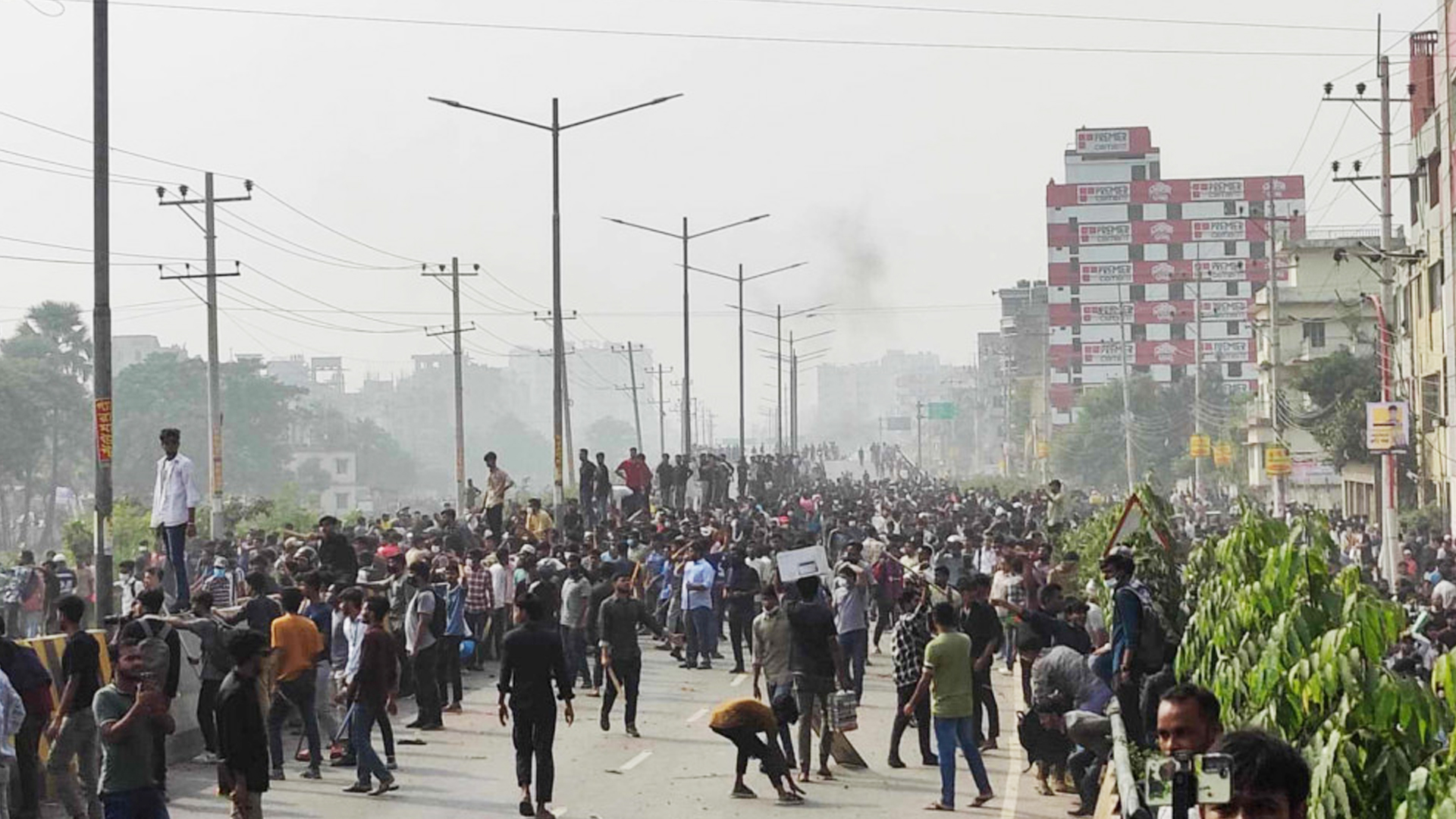 ৩ কলেজের শিক্ষার্থীদের সংঘর্ষে রণক্ষেত্র যাত্রাবাড়ী, আহত অর্ধশতাধিক