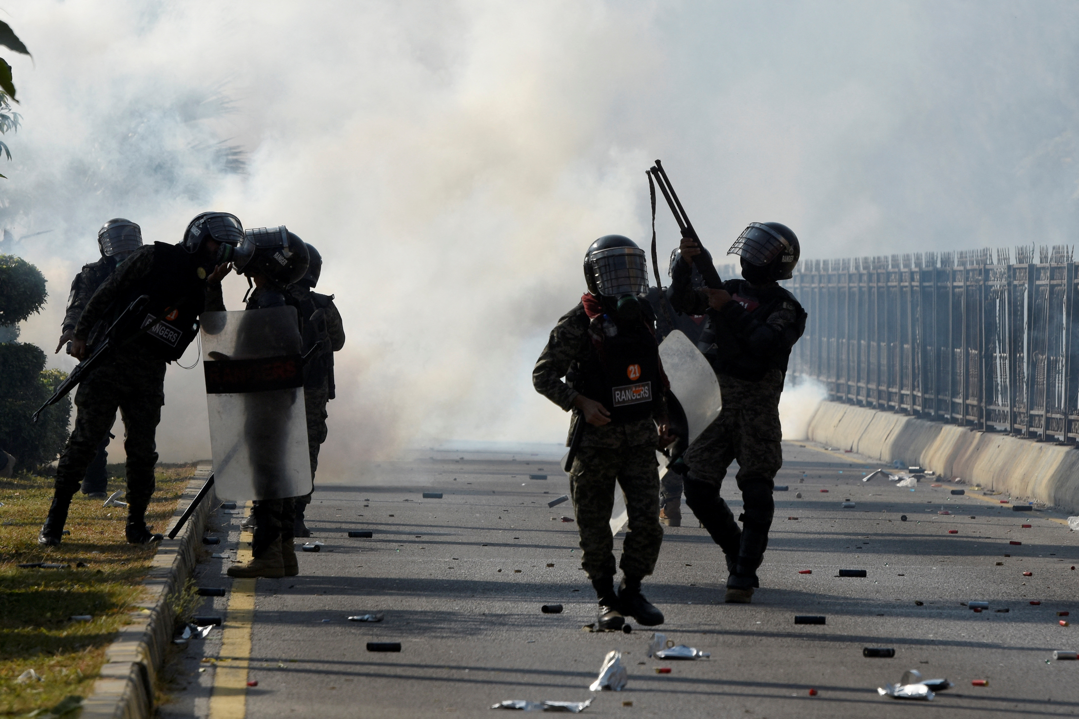 ইসলামাবাদে মধ্যরাতে সামরিক বাহিনীর অভিযান, শতাধিক বিক্ষোভকারী গ্রেপ্তার