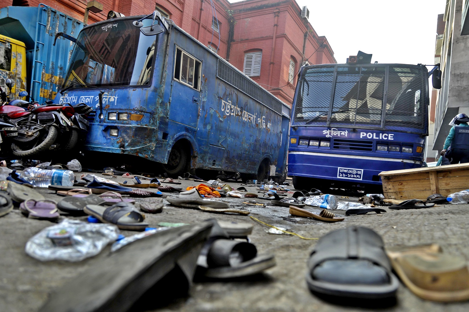 চট্টগ্রামে রাতভর যৌথবাহিনীর অভিযানে আটক ৩০