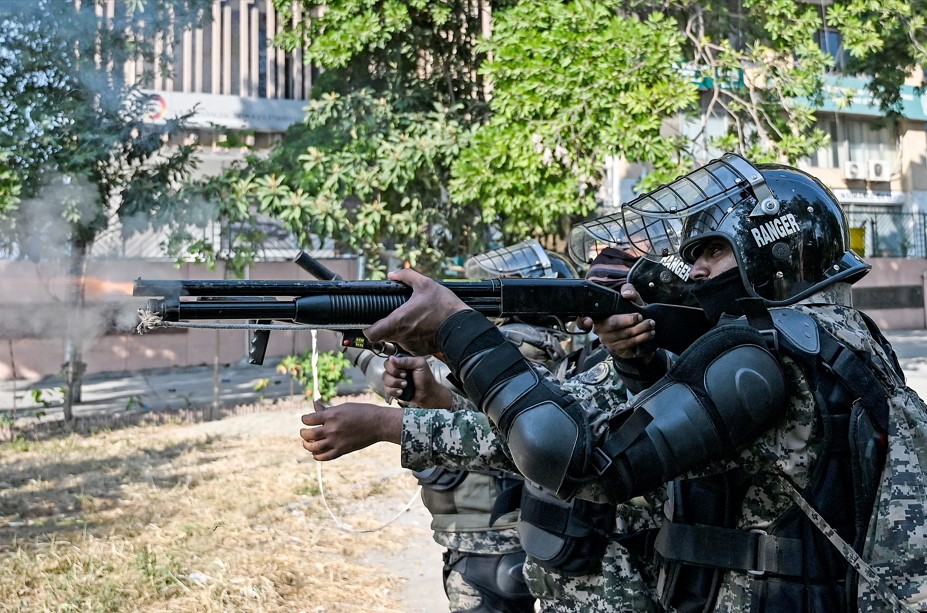 ইসলামাবাদের রেড জোন থেকে বিক্ষোভকারীদের সরিয়ে দিয়েছে নিরাপত্তা কর্মীরা