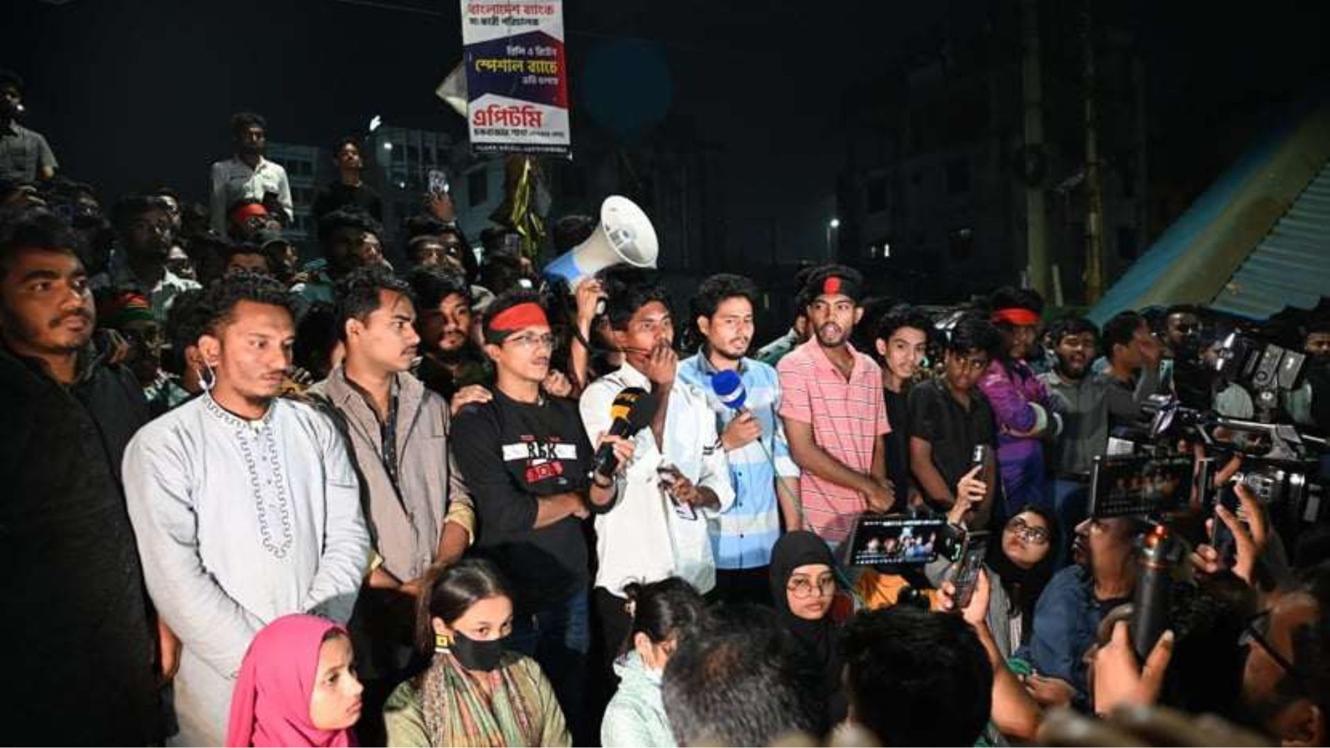 আগরতলায় বাংলাদেশ মিশনে হামলার প্রতিবাদে ঢাকা-চট্টগ্রামে বিক্ষোভ