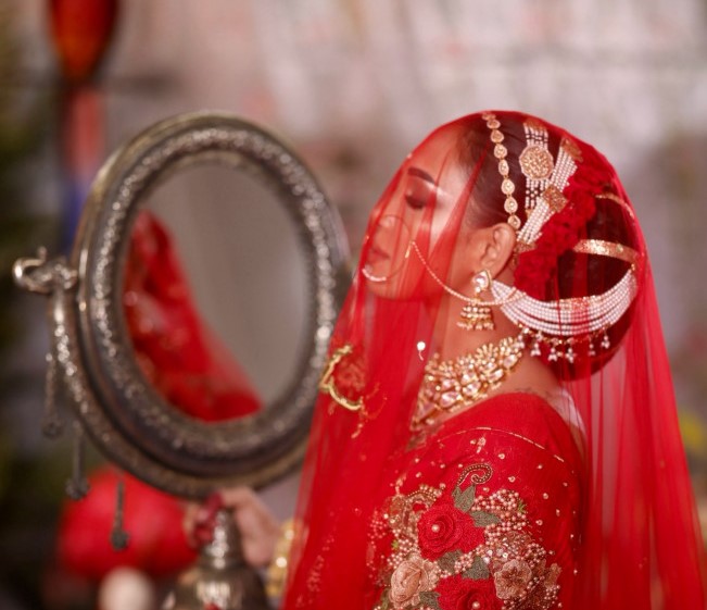 কেন বাংলাদেশি কনেরা লাল পরেন, কেনই বা বদলাচ্ছে এই চিত্র