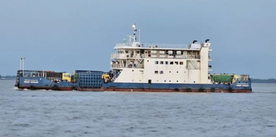 কুয়াশায় ৯ ঘণ্টা বন্ধের পর ২ নৌপথে ফেরি চলাচল শুরু