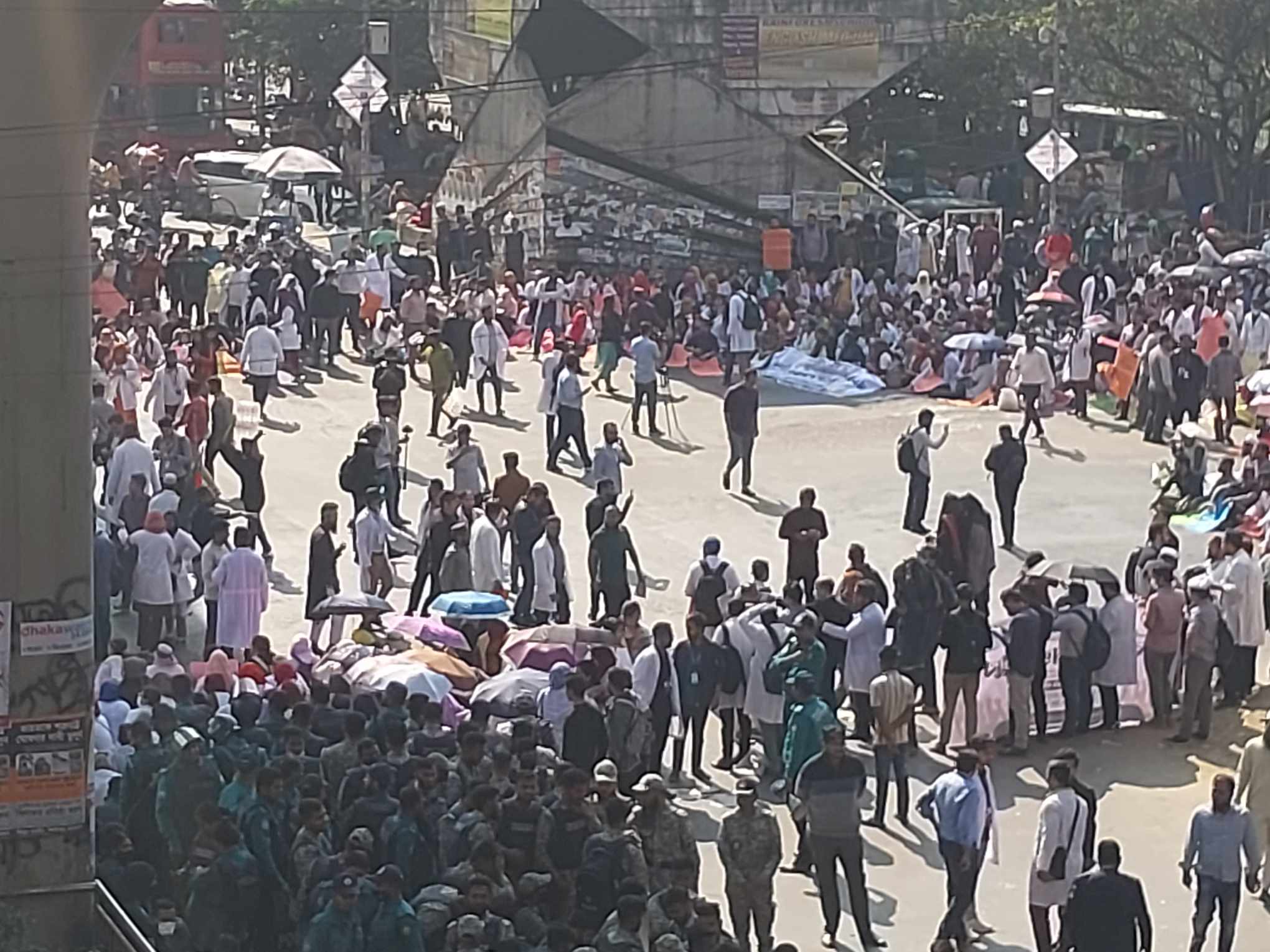 ভাতা বাড়ানোর দাবিতে শাহবাগ মোড়ে ট্রেইনি চিকিৎসকদের অবরোধ