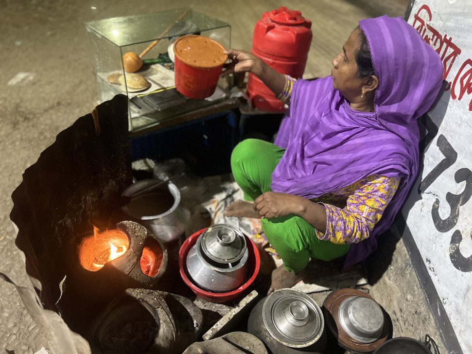 ঢাকার পিঠা বিক্রেতা নারীদের গল্প