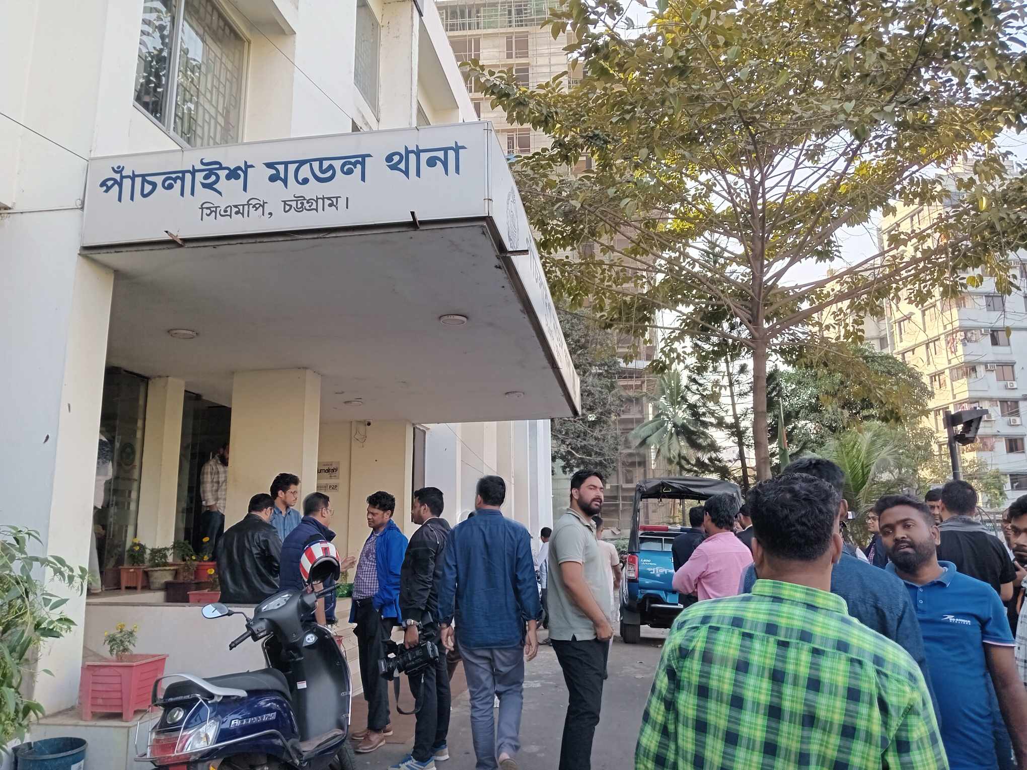 চট্টগ্রাম কোতোয়ালি থানার সাবেক ওসিকে পুলিশে দিলো বিএনপি নেতাকর্মীরা