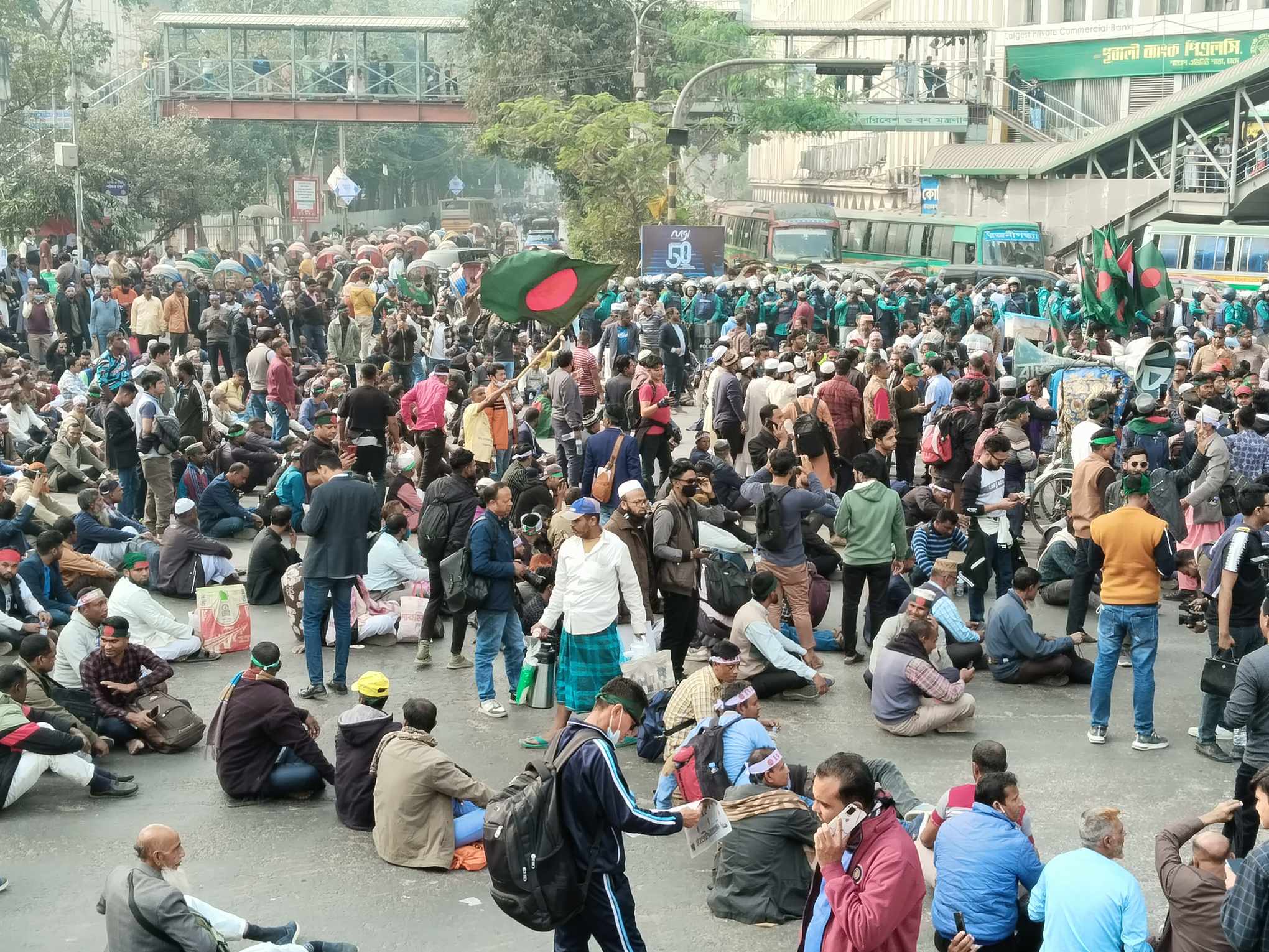 বিডিআর হত্যাকাণ্ডের পুনঃতদন্তের দাবিতে শাহবাগ মোড় অবরোধ
