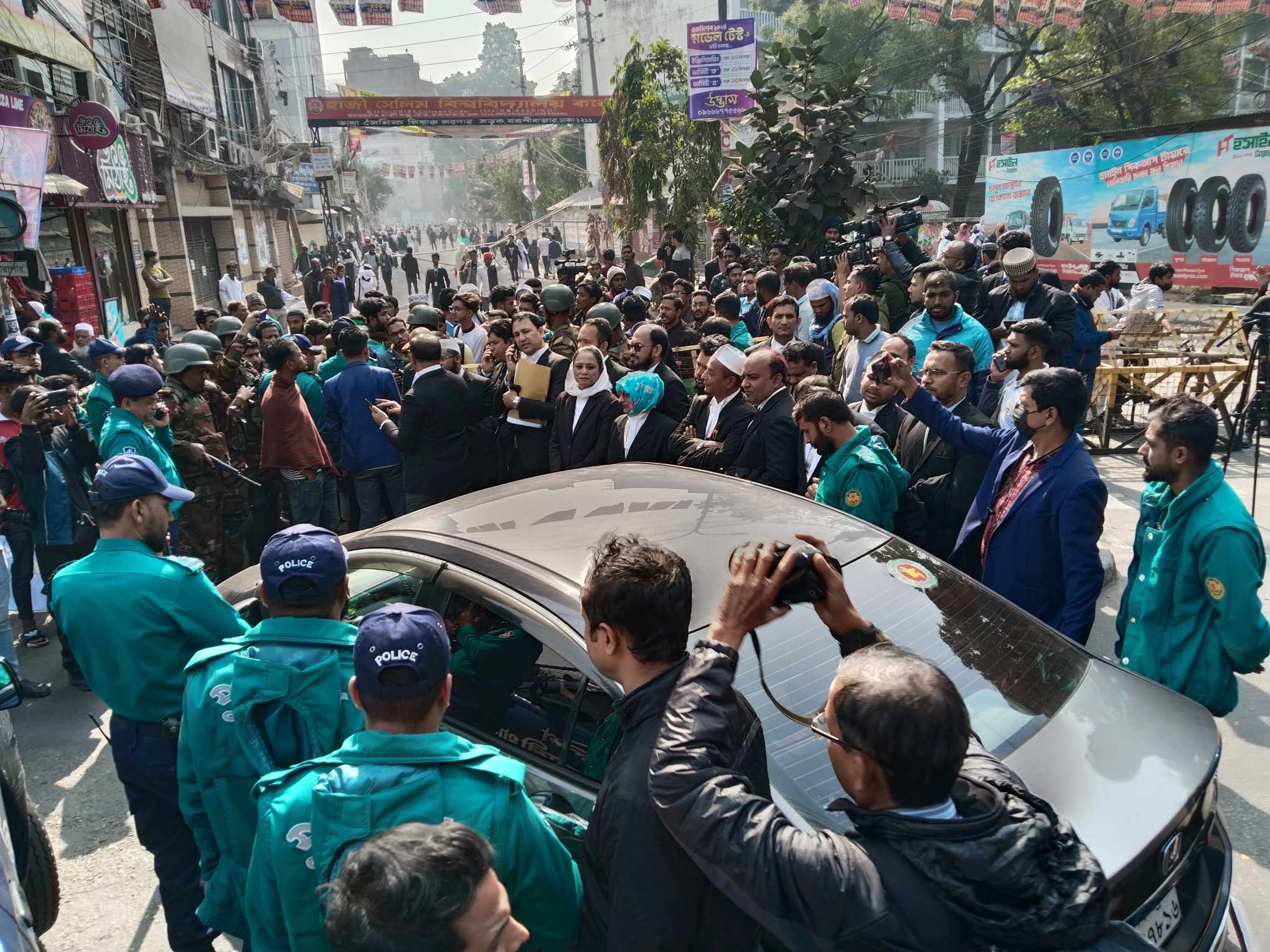 আলিয়া মাদ্রাসার মাঠ থেকে আদালত সরাতে বিচারকের গাড়ি আটকে শিক্ষার্থীদের বিক্ষোভ