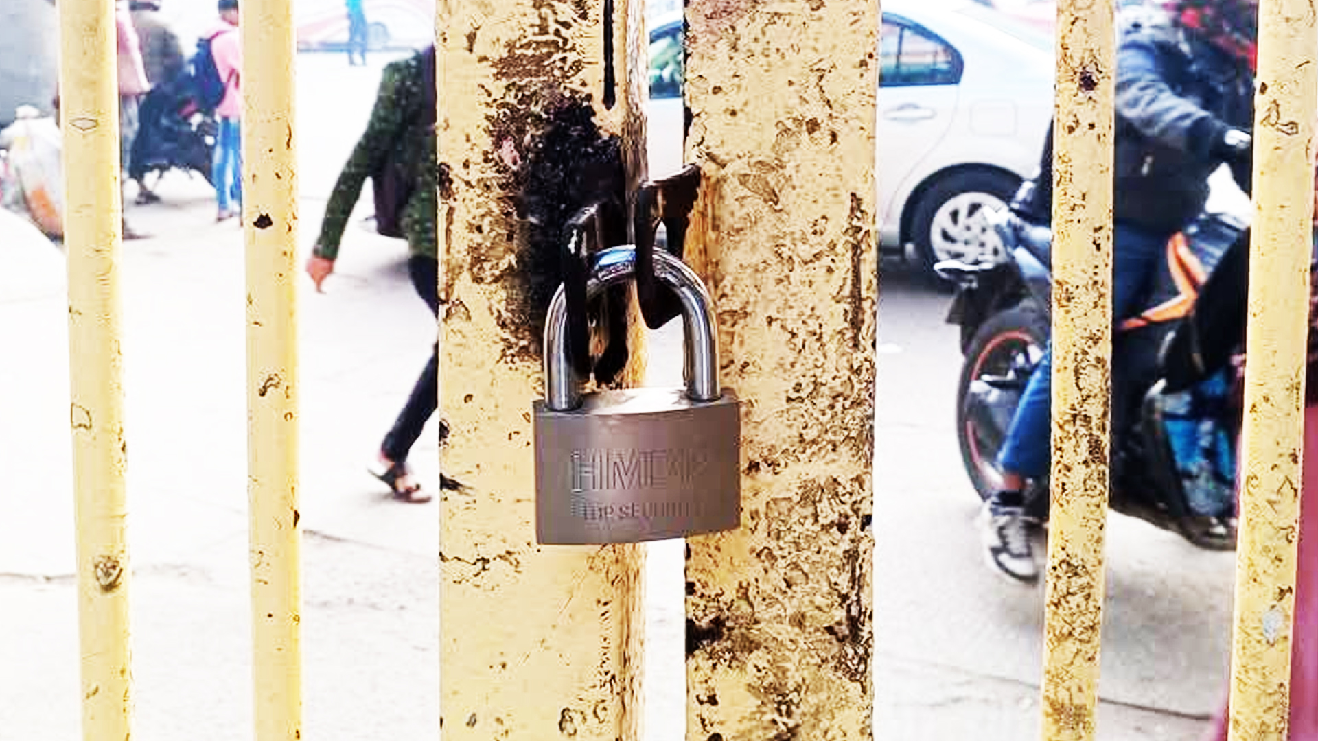 প্রধান ফটকে তালা ঝুলিয়ে শাটডাউন, ক্লাস বর্জন জবি শিক্ষার্থীদের