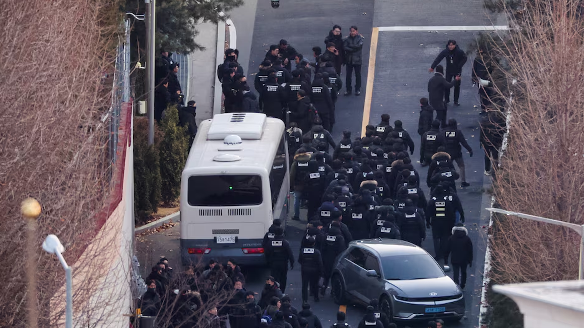 দক্ষিণ কোরিয়ার অভিশংসিত প্রেসিডেন্ট ইউন গ্রেপ্তার