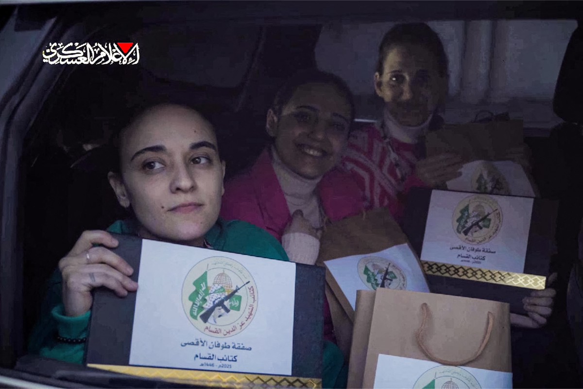 হামাসের কাছ থেকে ‘উপহার’ পেলেন মুক্তি পাওয়া ৩ ইসরায়েলি জিম্মি