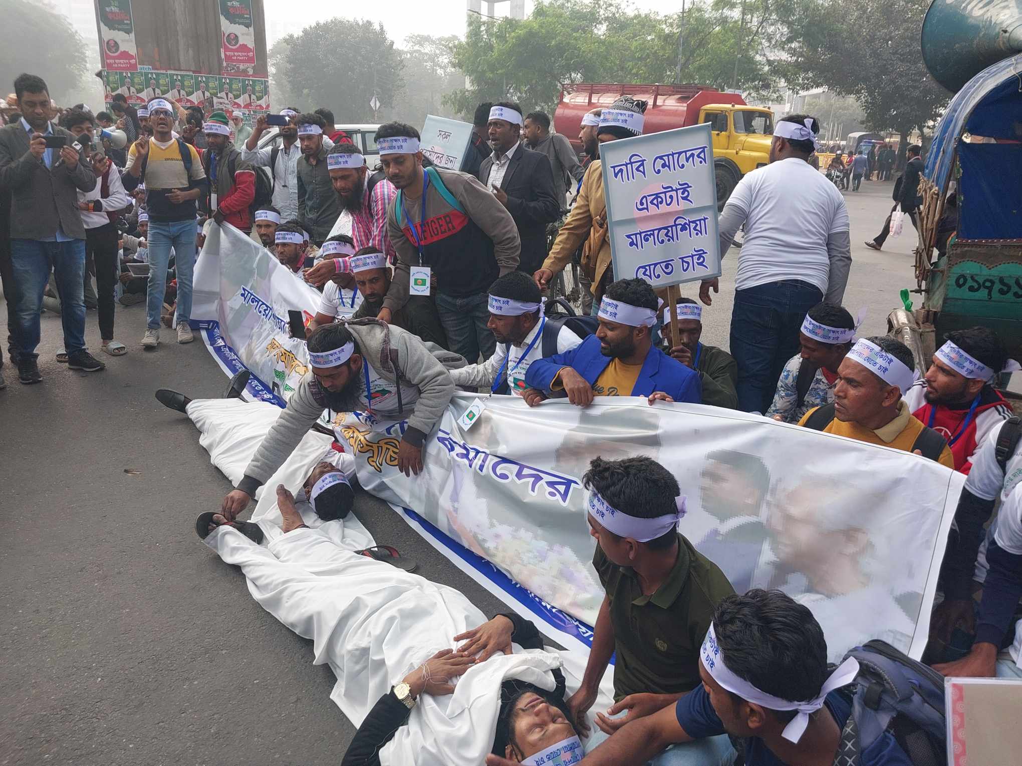 মালয়েশিয়া যেতে না পারায় কারওয়ান বাজারে সড়ক অবরোধ করে বিক্ষোভ