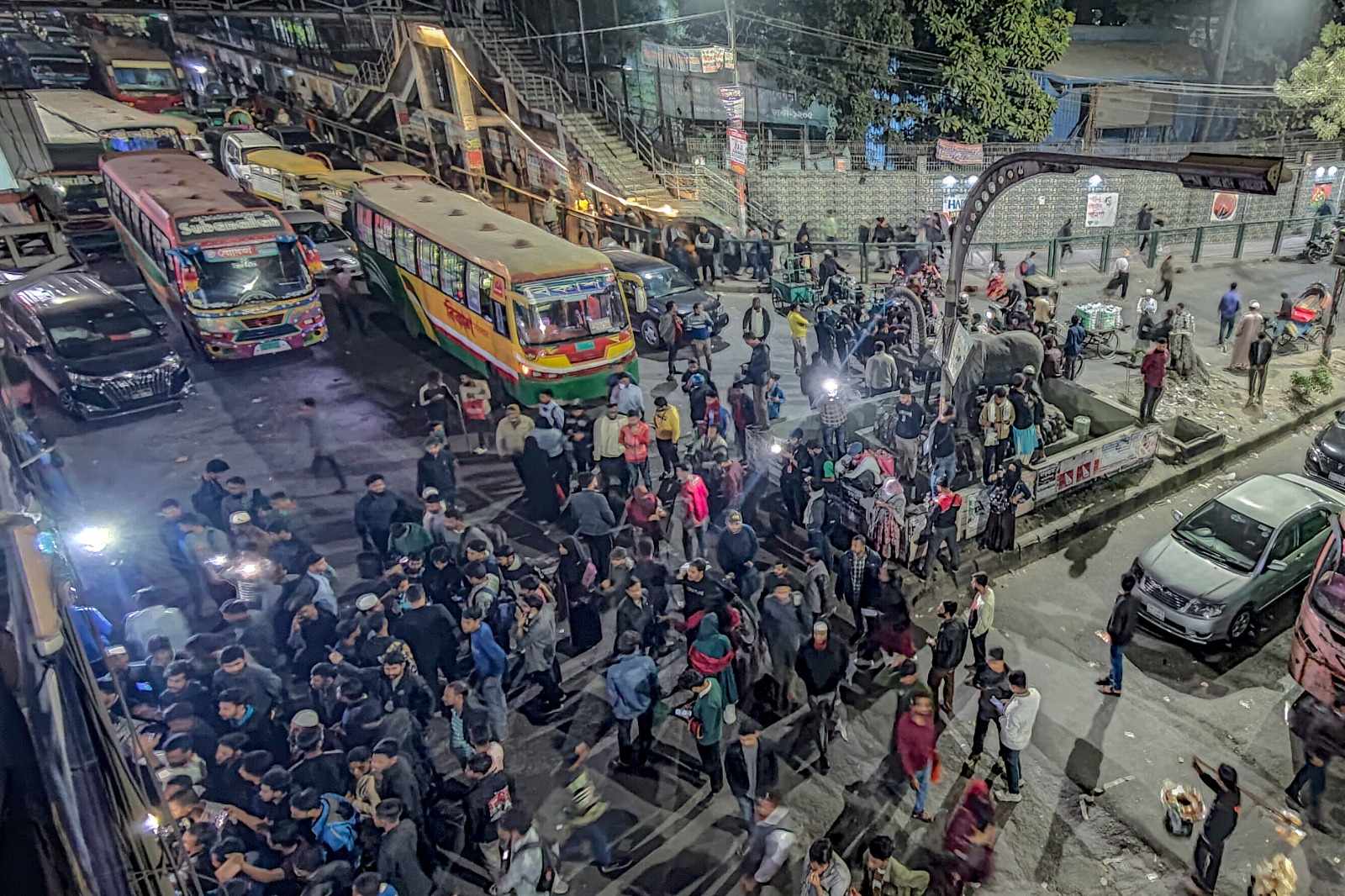 ঢাবি-সাত কলেজ ধাওয়া-পাল্টা ধাওয়া: ঘটনাস্থলে হাসনাত আব্দুল্লাহ, যোগ দিয়েছেন ইডেন কলেজ শিক্ষার্থীরা