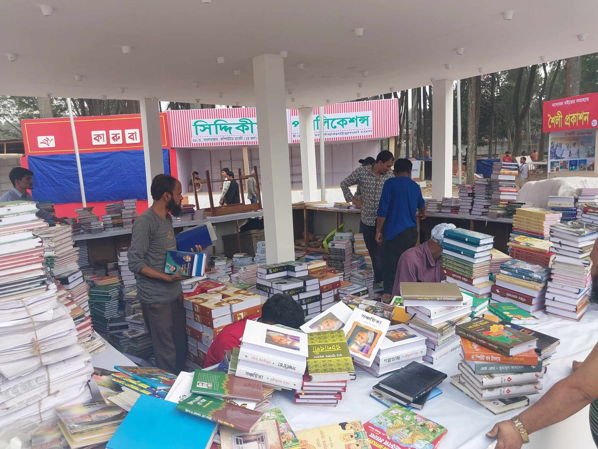 ‘নতুন বইয়ের ঘ্রাণে মন ভরে উঠছে, কাজ করে ক্লান্ত হলেও উদ্যম হারাচ্ছি না’