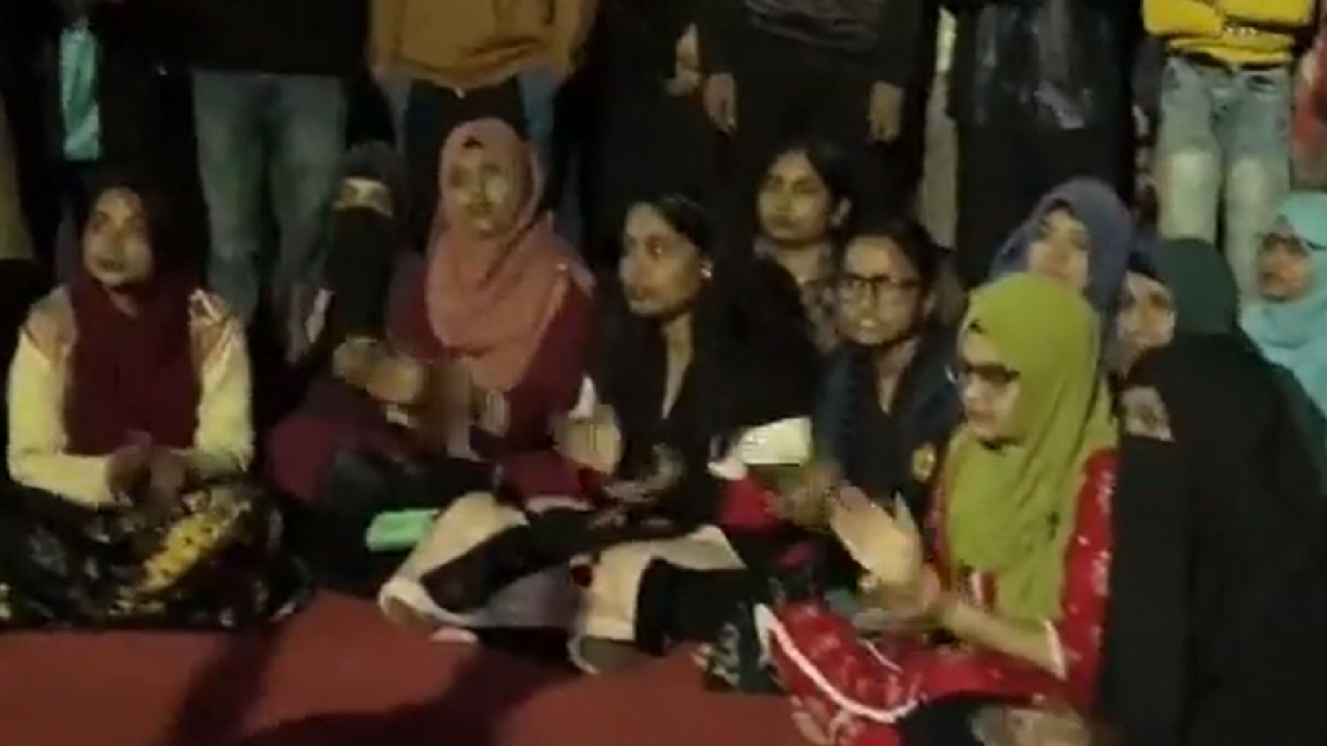 আবারও সড়ক অবরোধ তিতুমীর কলেজ শিক্ষার্থীদের