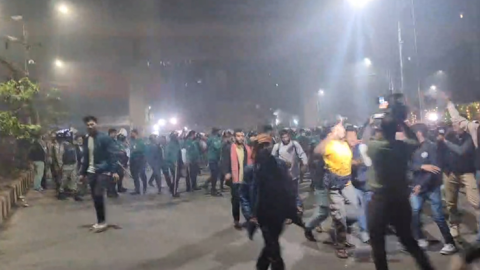 পুলিশের ব্যারিকেড ভেঙে প্রধান উপদেষ্টার বাসভবনের সামনে অভ্যুত্থানে আহতরা