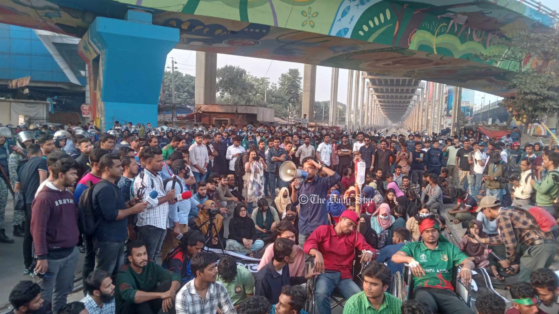 মহাখালীতে আটকা ২ ট্রেন, ঢাকার সঙ্গে রেল যোগাযোগ বন্ধ