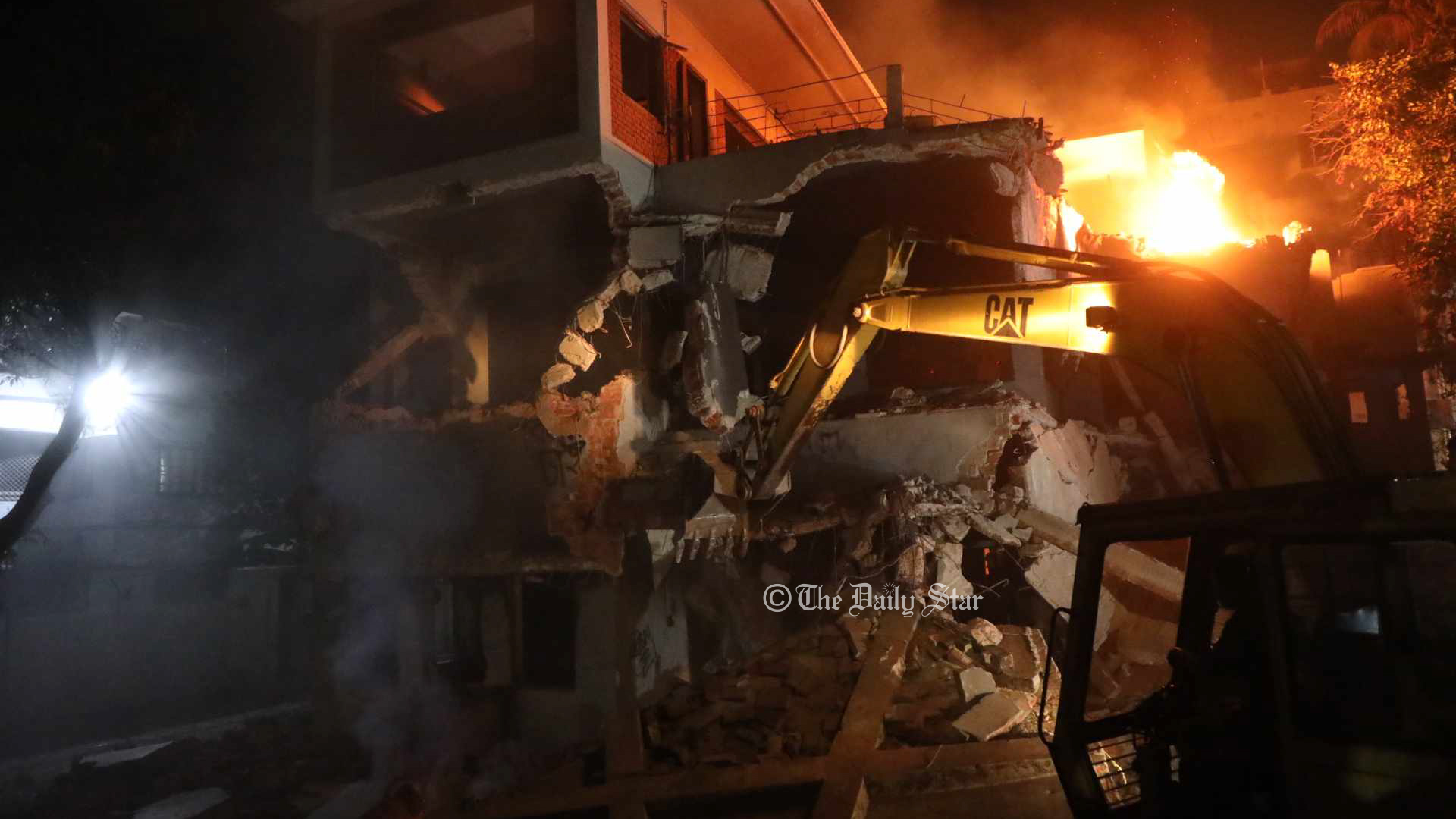 ধানমন্ডি ৩২ নম্বরের বাড়ি ভাঙা হচ্ছে এক্সকেভেটর দিয়ে