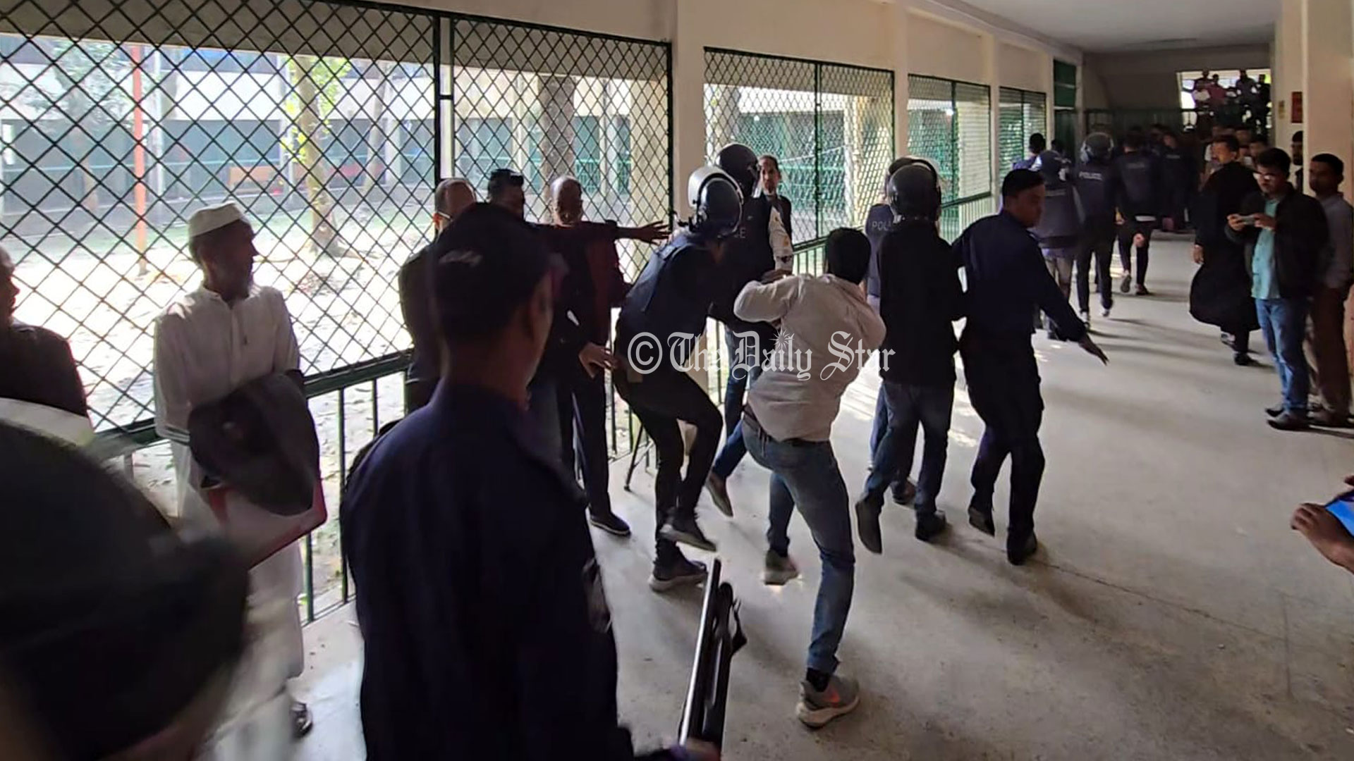 আদালত প্রাঙ্গণে শেখ মুজিবের ম্যুরাল ভাঙচুর, গ্রেপ্তার ছাত্রলীগকর্মীদের ওপর হামলা